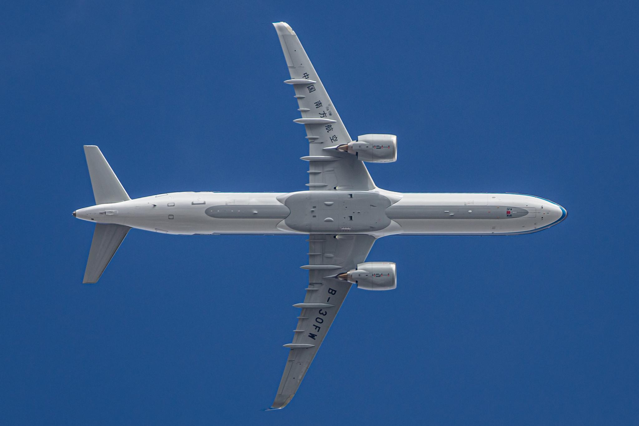 Hamburg Finkenwerder: China Southern Airlines (CZ / CSN) | Airbus A321-253NX A21N | D-AVXV (B-30FW) | MSN 9477