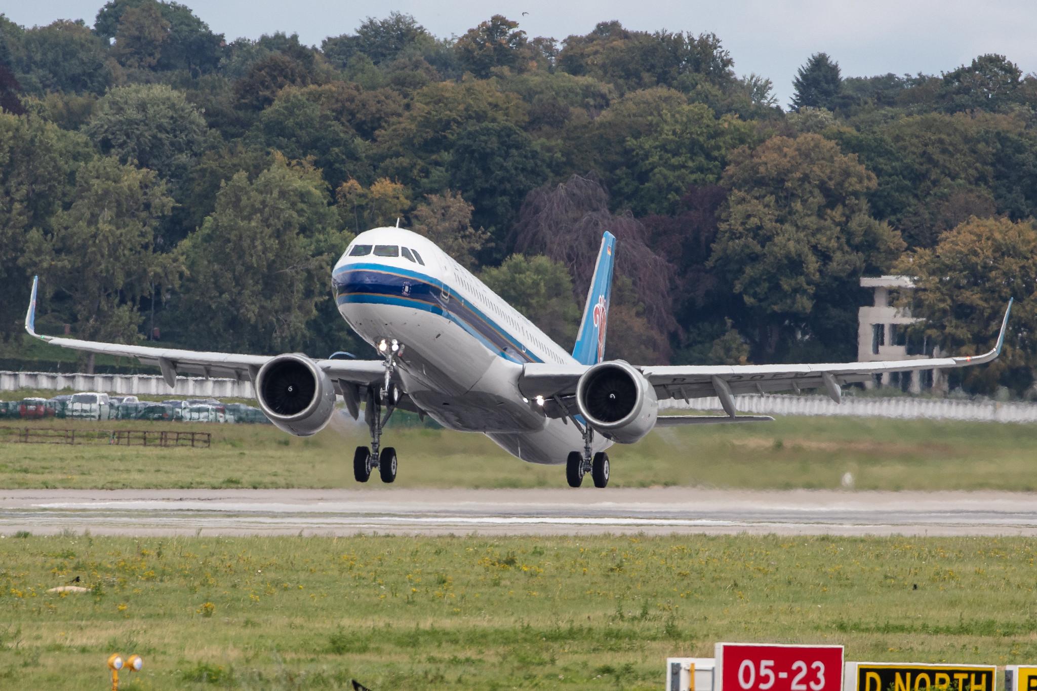 Hamburg Finkenwerder: China Southern Airlines (CZ / CSN) | Airbus A321-253NX A21N | D-AVXV (B-30FW) | MSN 9477