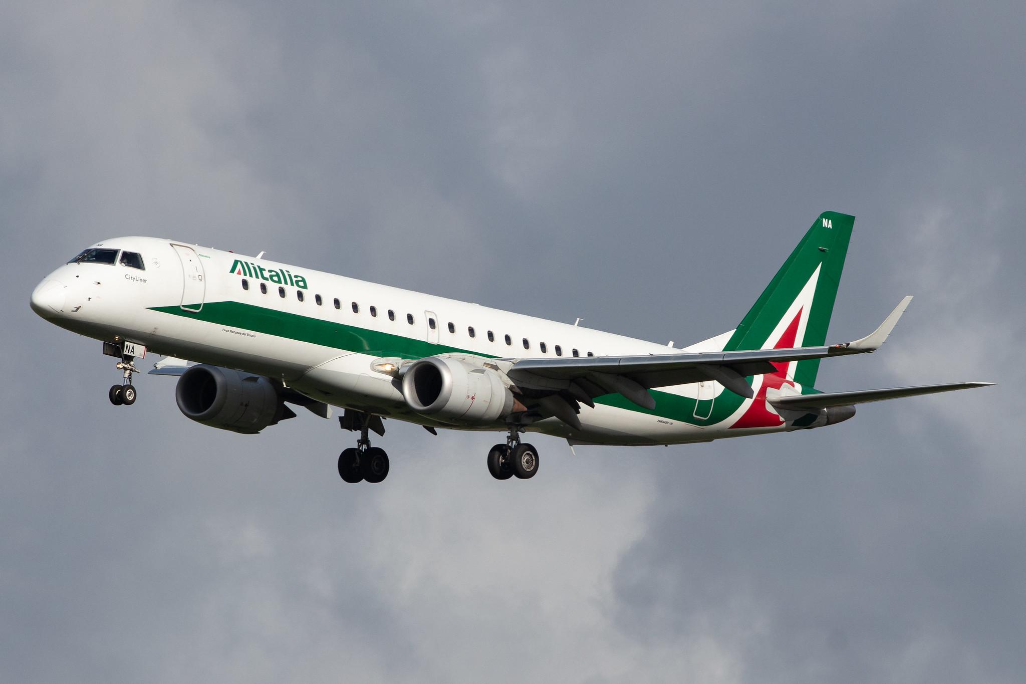 Amsterdam Airport Schiphol: Alitalia (AZ / AZA) | Operator: Alitalia CityLiner |  Embraer E190STD E190 | EI-RNA | MSN 19000470