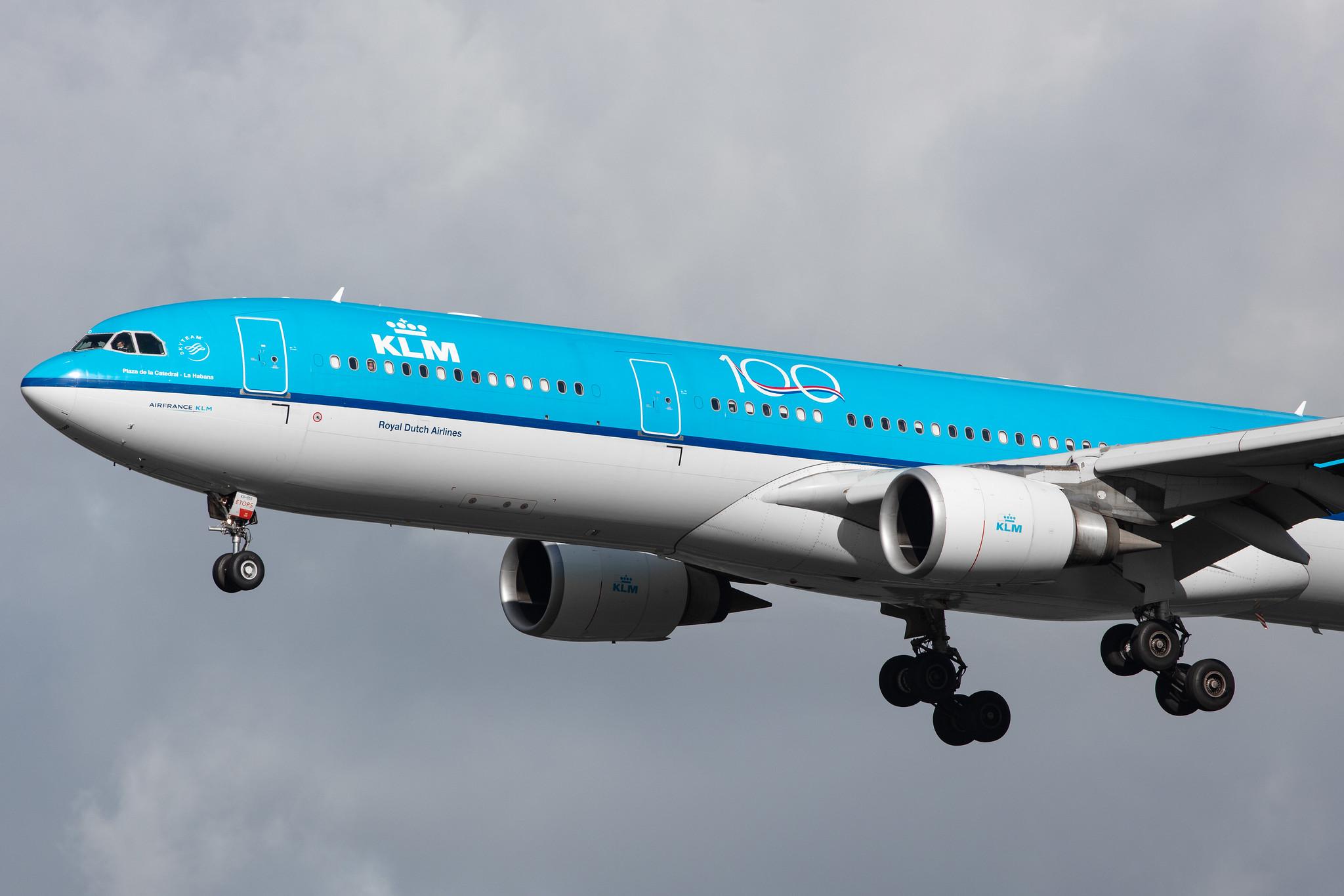 Amsterdam Airport Schiphol: KLM (KL / KLM) |  Airbus A330-303 A333 | PH-AKD | MSN 1300