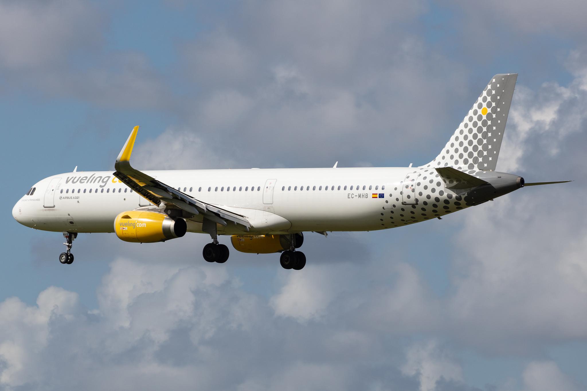 Amsterdam Airport Schiphol: Vueling (VY / VLG) |  Airbus A321-231 A321 | EC-MHB | MSN 6691