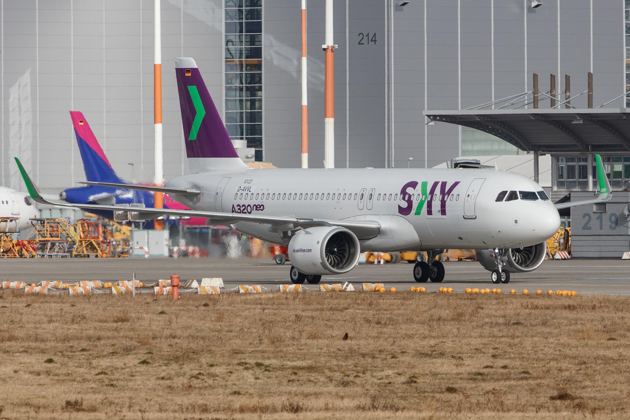 Hamburg Finkenwerder: Sky Airline (H2 / SKU) | Airbus A320-251N A20N | D-AVVL | MSN 10123