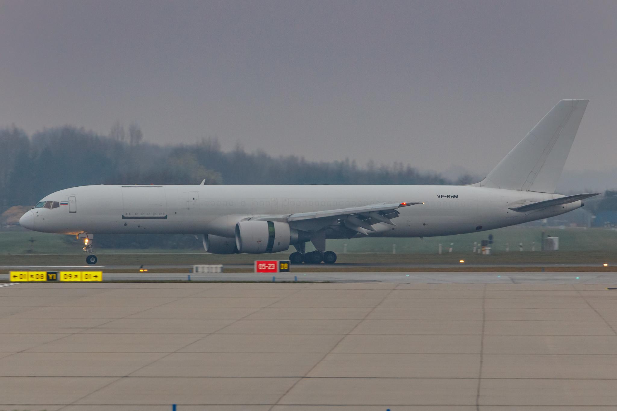 Hamburg Airport: E-Cargo Airlines (RF / ERF) |  Boeing 757-222(PCF) B752 | VP-BHM | MSN 25368