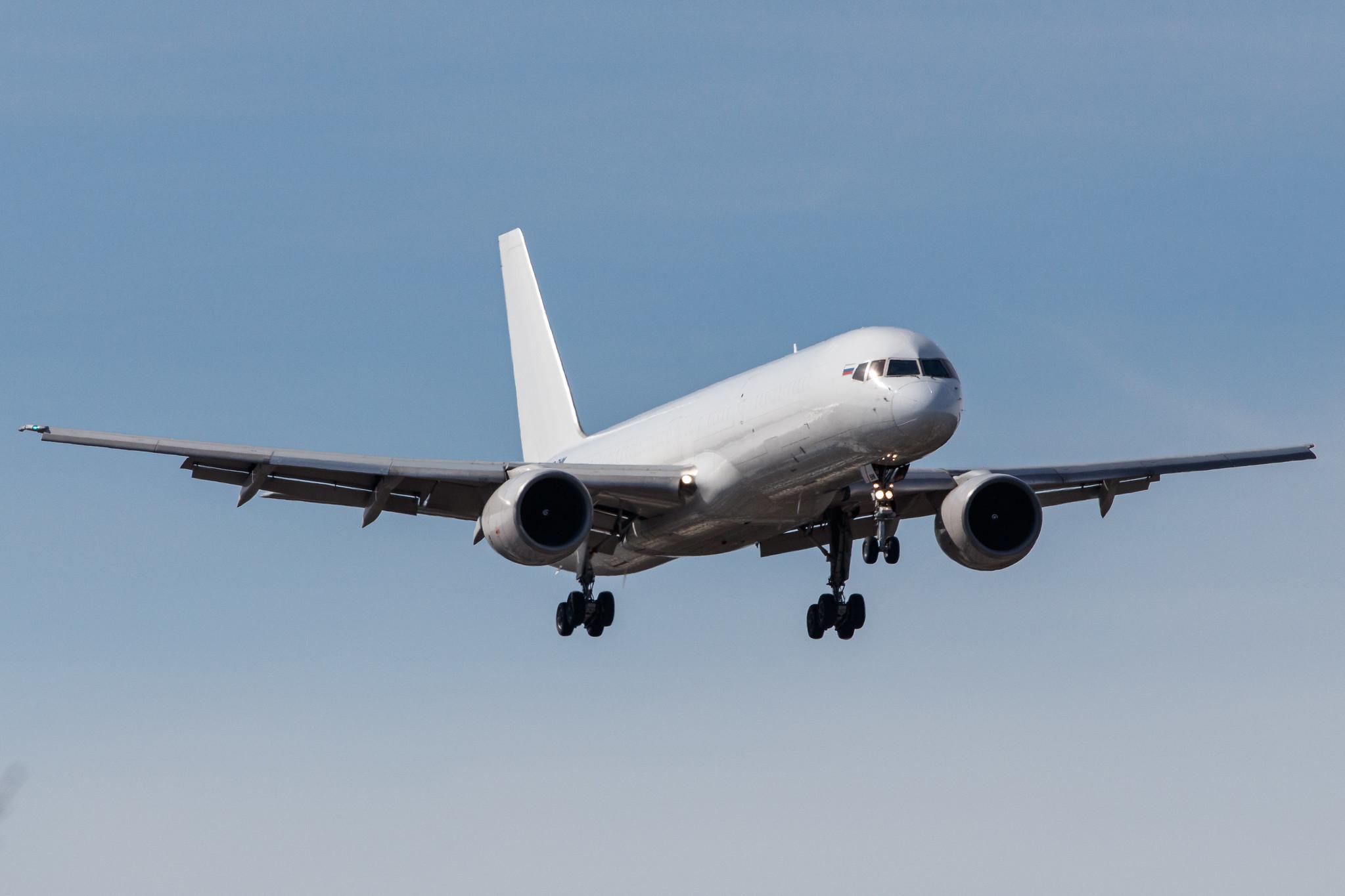 Hamburg Airport: E-Cargo Airlines (RF / ERF) |  Boeing 757-222(PCF) B752 | VP-BHM | MSN 25368