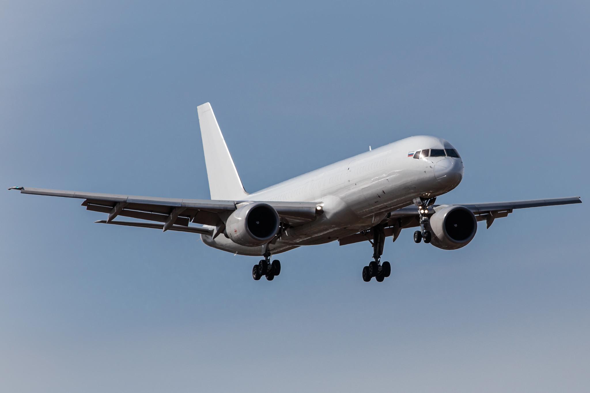 Hamburg Airport: E-Cargo Airlines (RF / ERF) |  Boeing 757-222(PCF) B752 | VP-BHM | MSN 25368