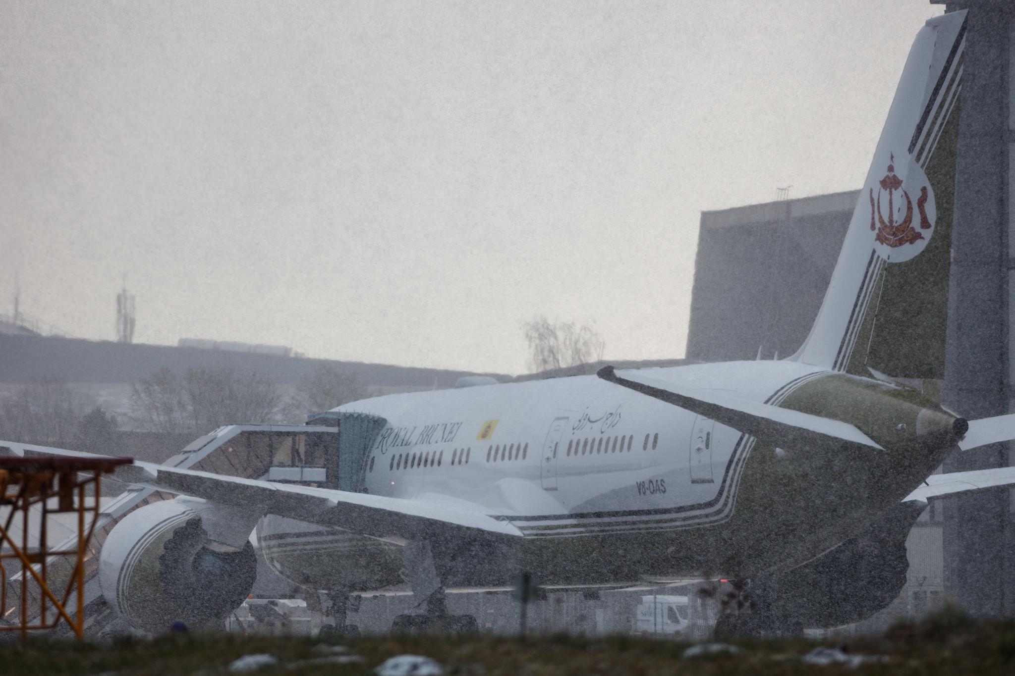 Hamburg Airport: Brunei Government |  Boeing 787-8 Dreamliner (BBJ) B788 | V8-OAS | MSN 44572