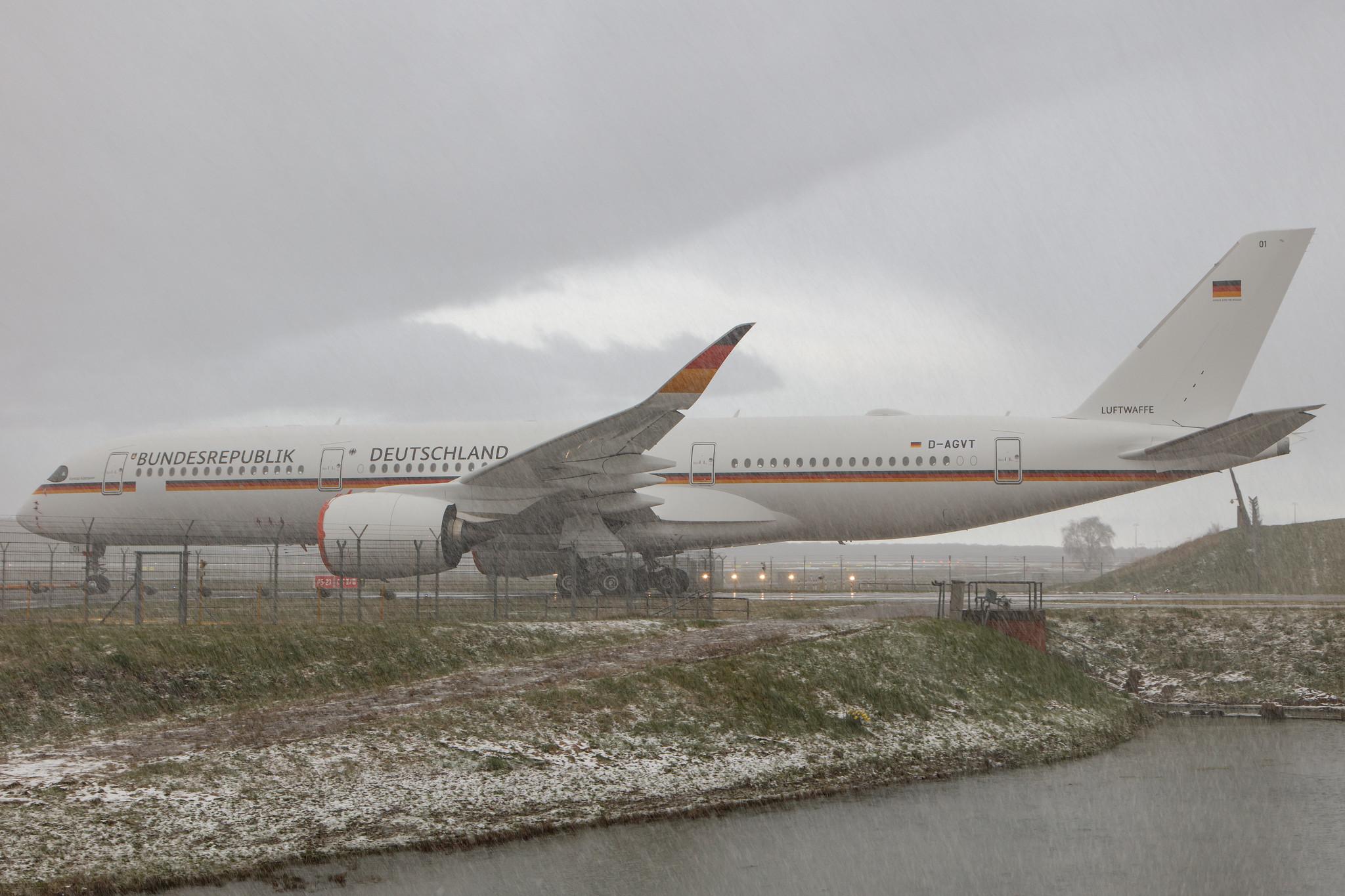 Hamburg Airport: German Air Force (/ GAF) |  Airbus A350-941CJ A359 | D-AGVT | MSN 468