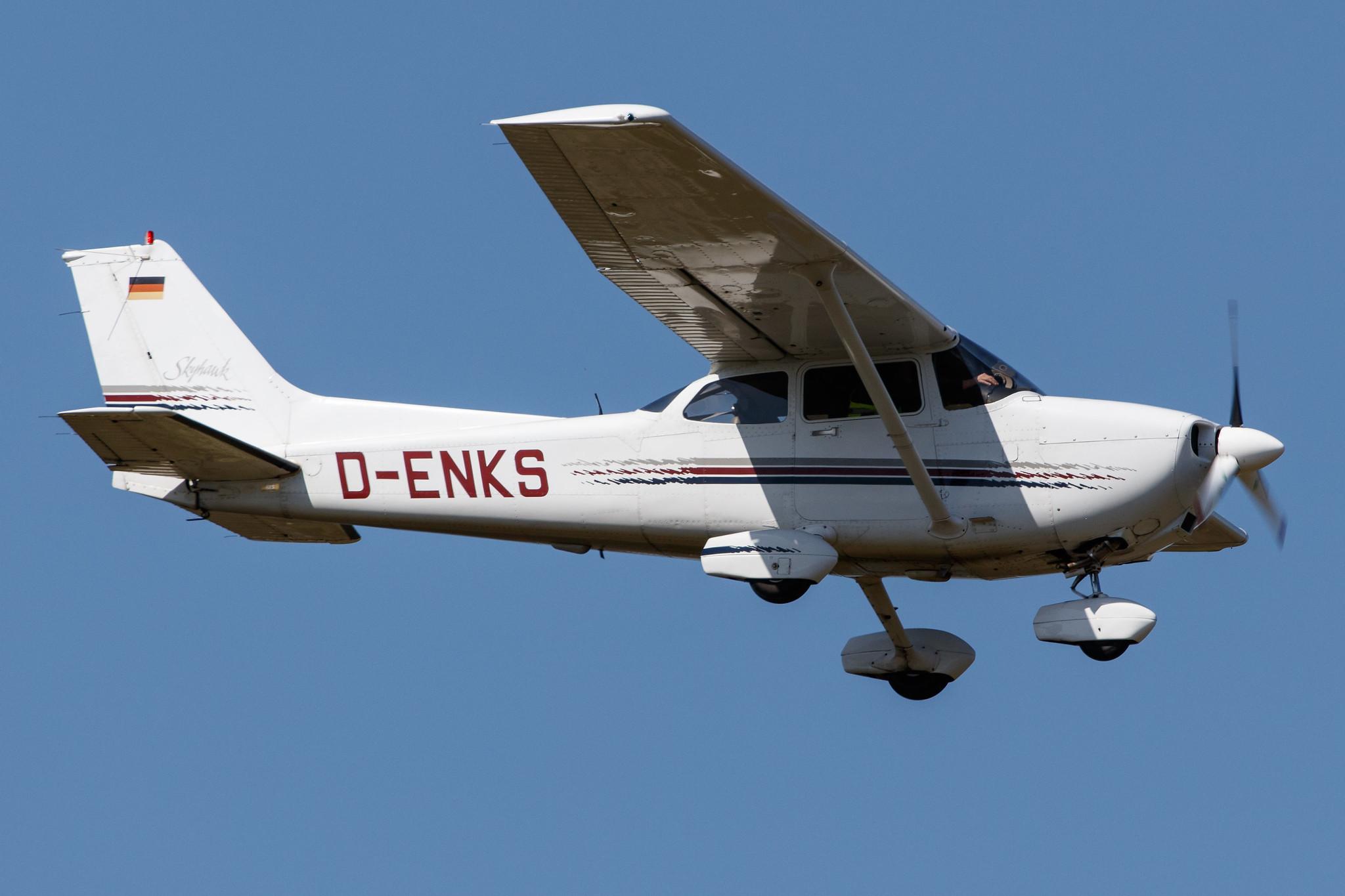 Hamburg Airport: Hanseatischer Fliegerclub Hamburg |  Cessna 172R C172 | D-ENKS | MSN 172-80136