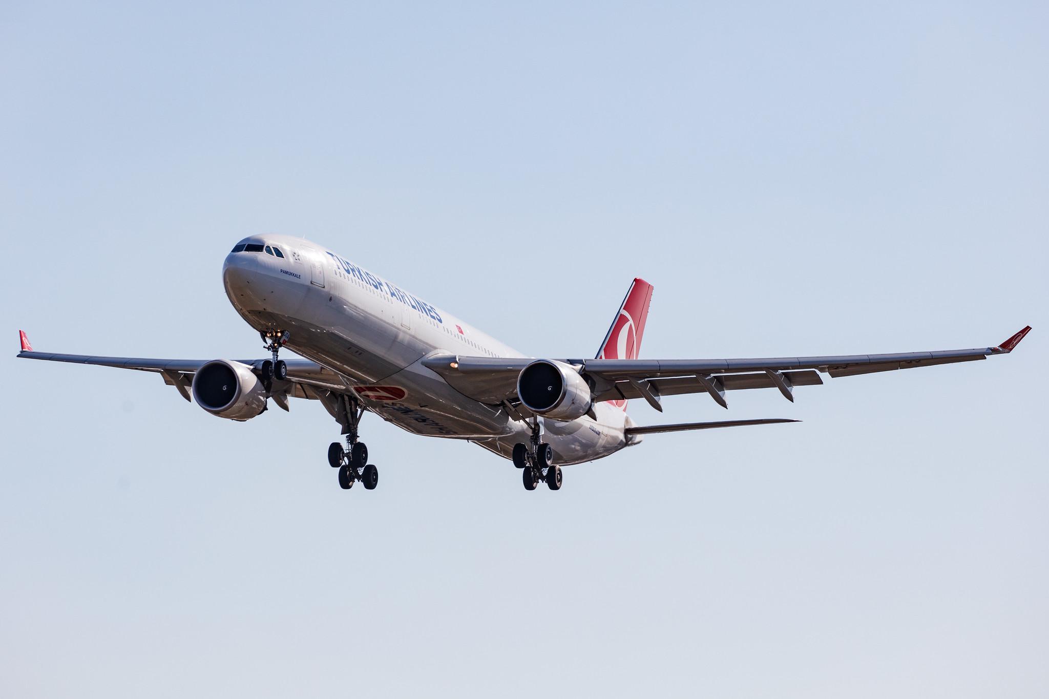 Hamburg Airport: Turkish Airlines (TK / THY) |  Airbus A330-303 A333 | TC-JOA | MSN 1501
