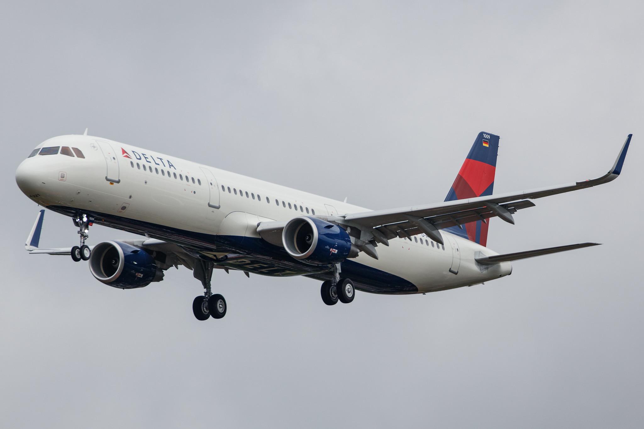 Hamburg Airport: Delta Air Lines (DL / DAL) |  Airbus A321-211 A321 | D-AVZT | MSN 9588