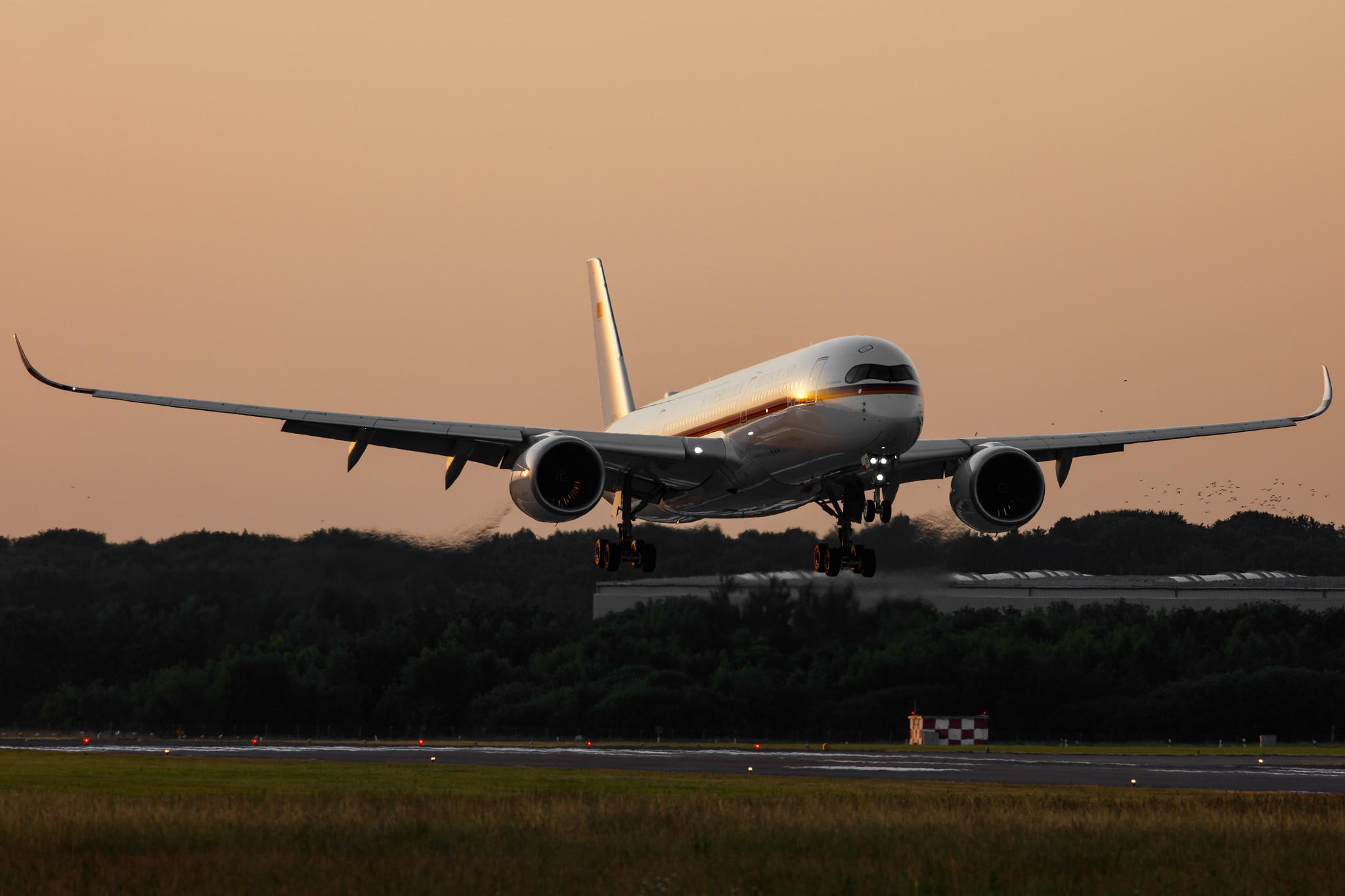 Hamburg Airport: Hamburg Airport: German Air Force (/ GAF) |  Airbus A350-941 A359 | 10+03 | MSN 416