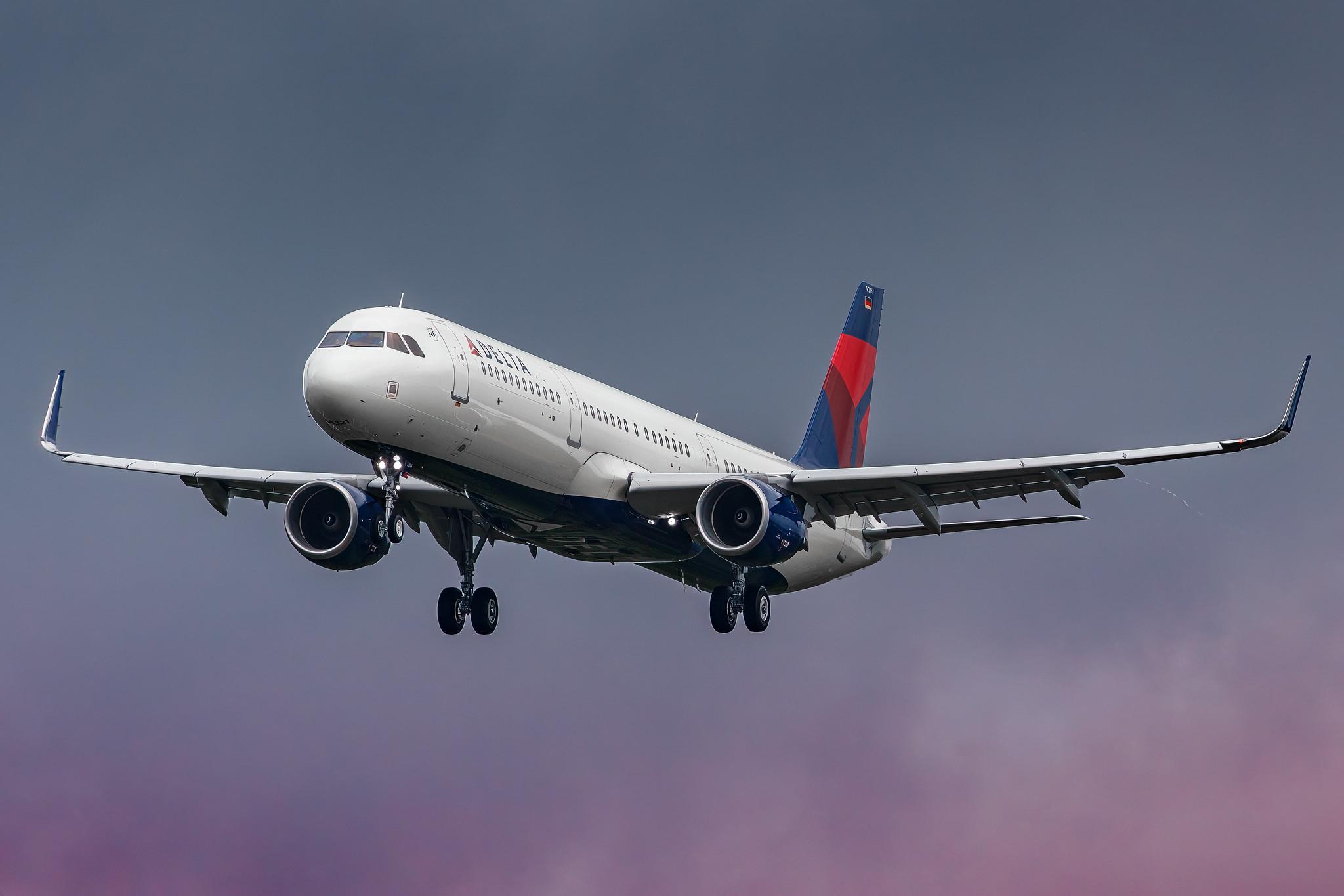 Hamburg Airport: Delta Air Lines (DL / DAL) |  Airbus A321-211 A321 | D-AVZT | MSN 9588