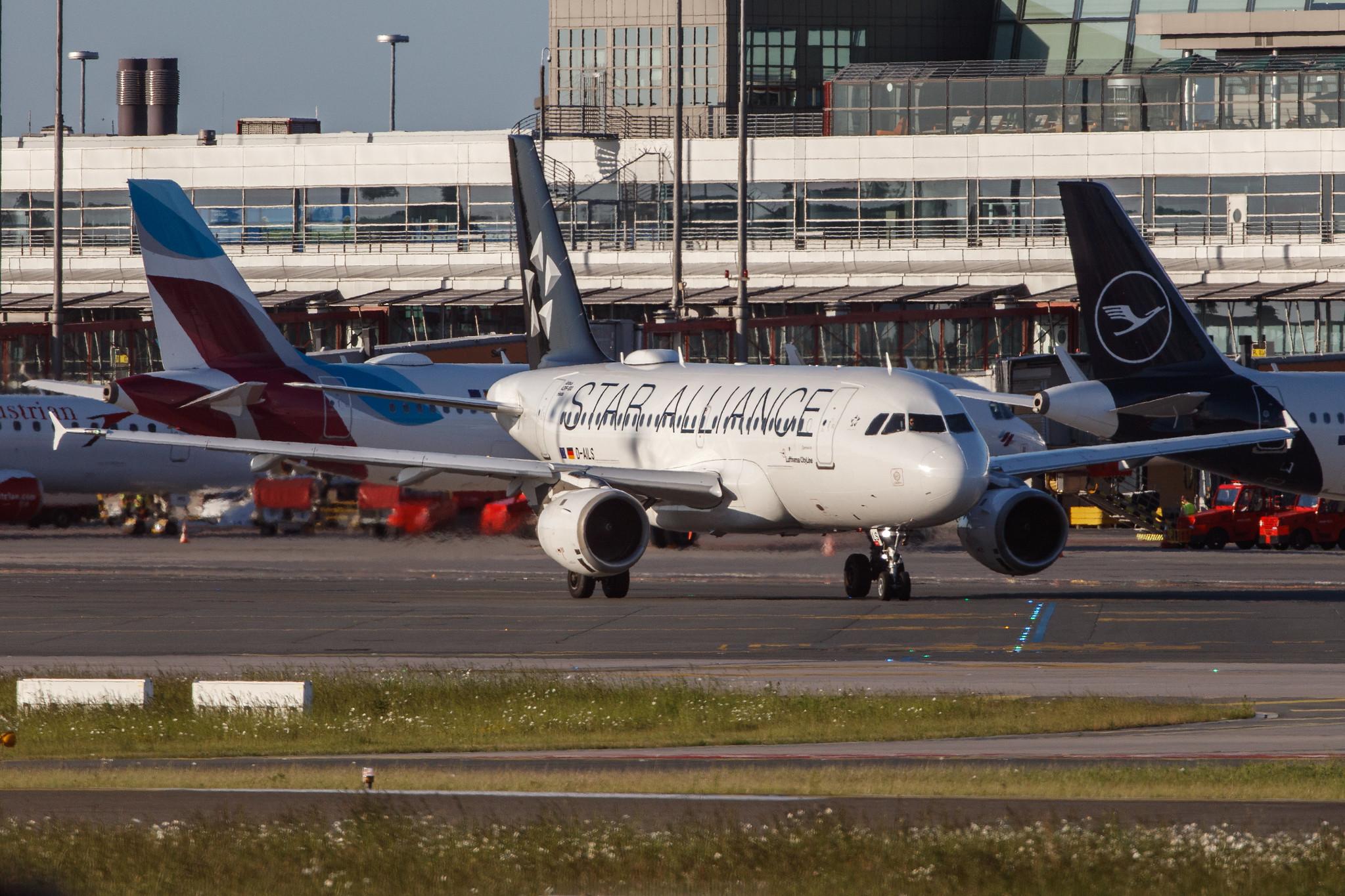 Hamburg Airport: Lufthansa (LH / DLH) |  Livery: Star Alliance Livery | Operator: Lufthansa CityLine |  Airbus A319-114 A319 | D-AILS | MSN 0729