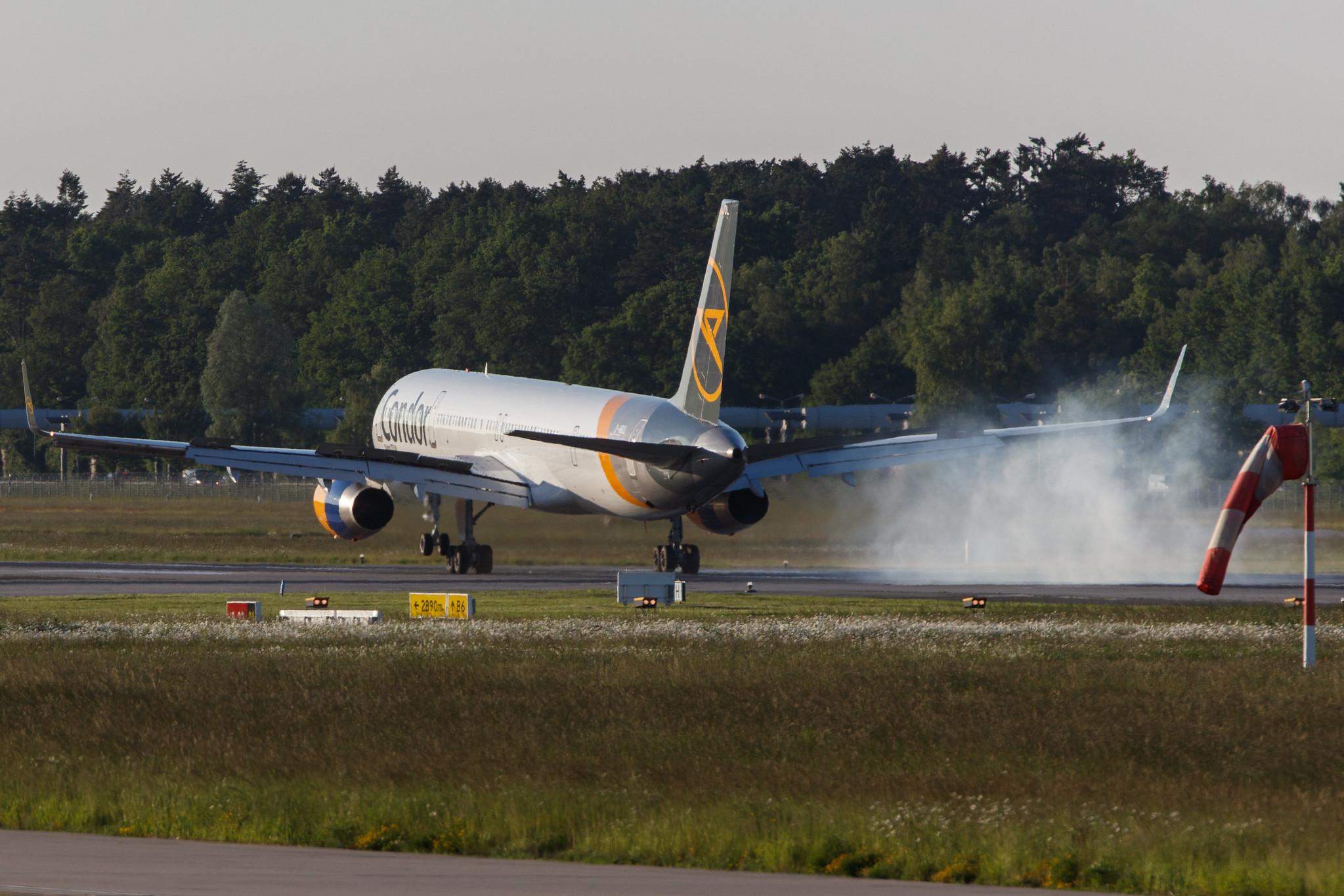 Hamburg Airport: Condor (DE / CFG) |  Boeing 757-330 B753 | D-ABOL | MSN 29021