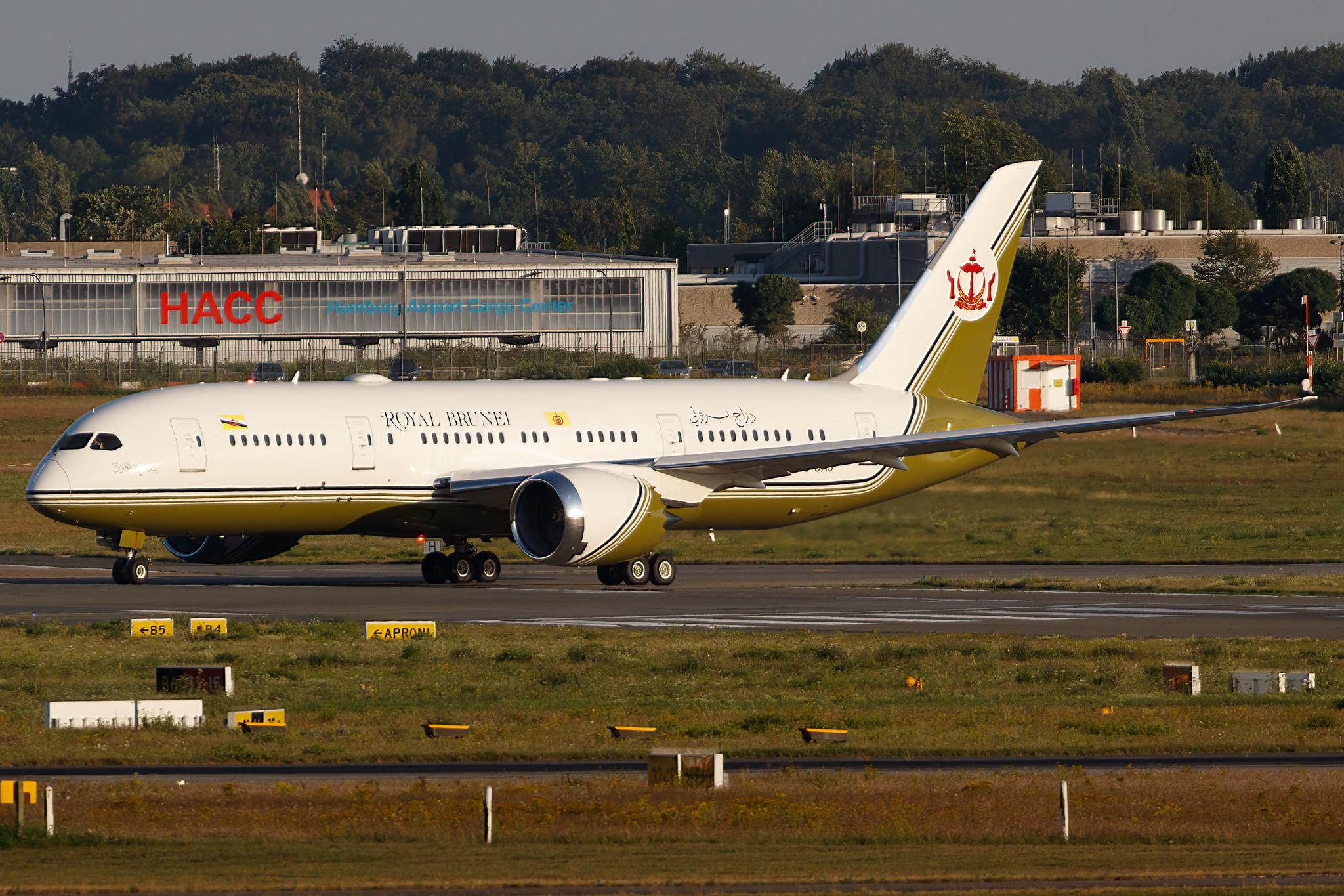 Hamburg Airport: Brunei Government |  Boeing 787-8 Dreamliner (BBJ) B788 | V8-OAS | MSN 44572