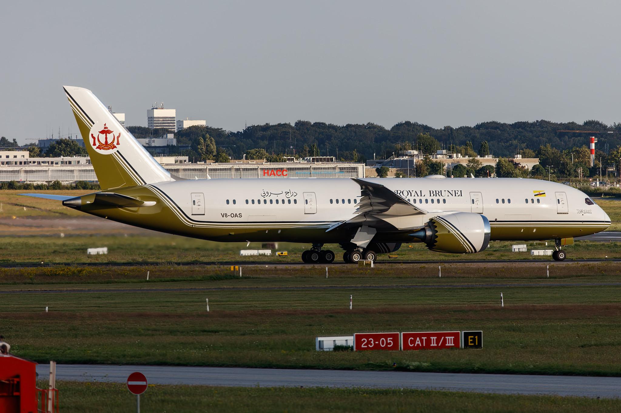 Hamburg Airport: Brunei Government |  Boeing 787-8 Dreamliner (BBJ) B788 | V8-OAS | MSN 44572