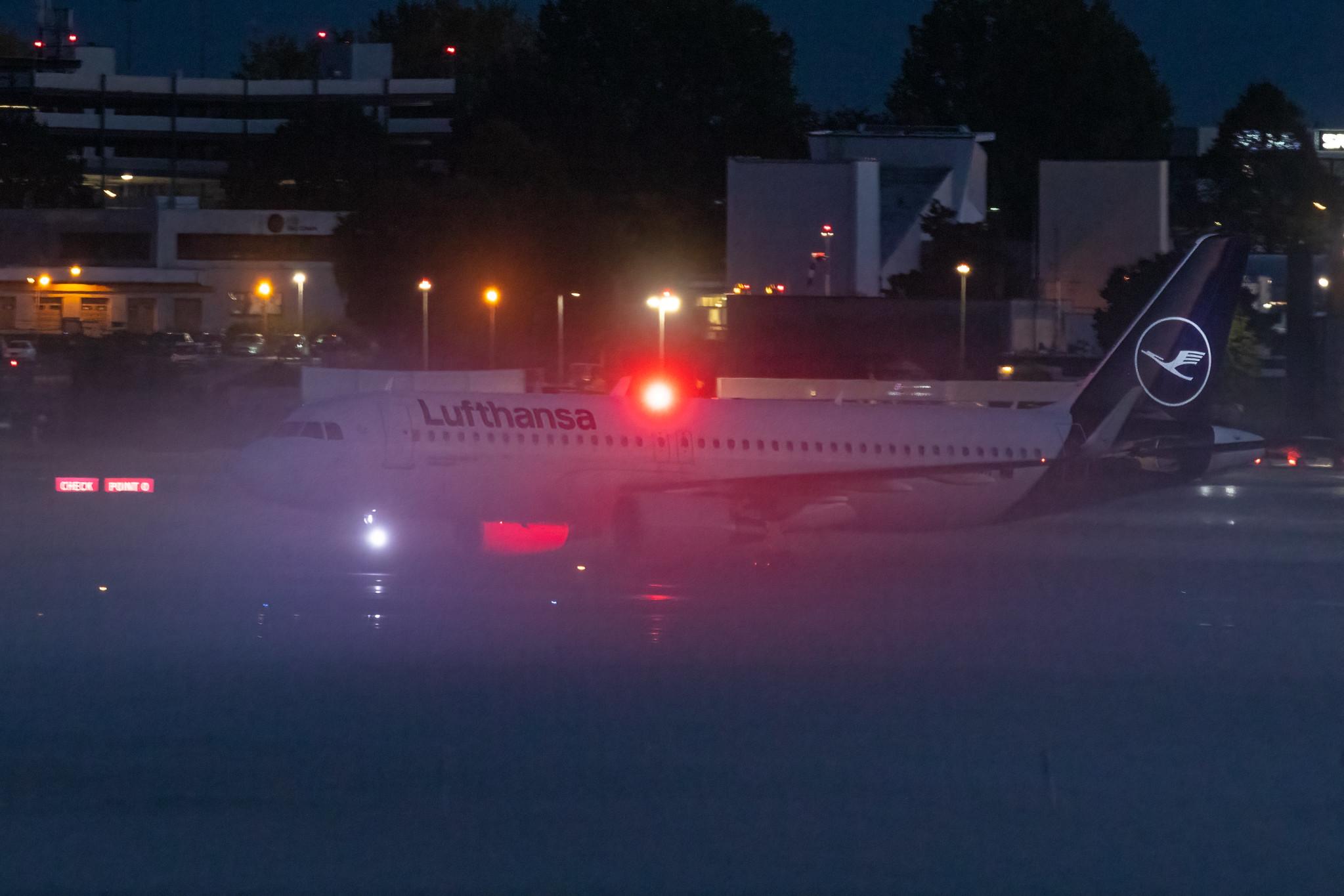 Hamburg Airport: Lufthansa (LH / DLH) |  Airbus A320-214 A320 | D-AIWD | MSN 8672