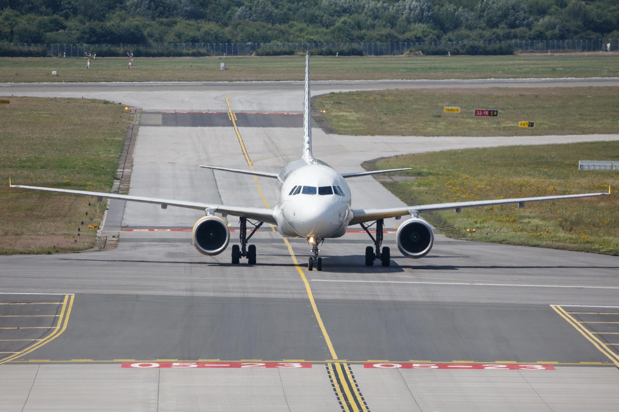 Hamburg Airport: Vueling (VY / VLG) |  Airbus A320-214 A320 | EC-LOP | MSN 4937