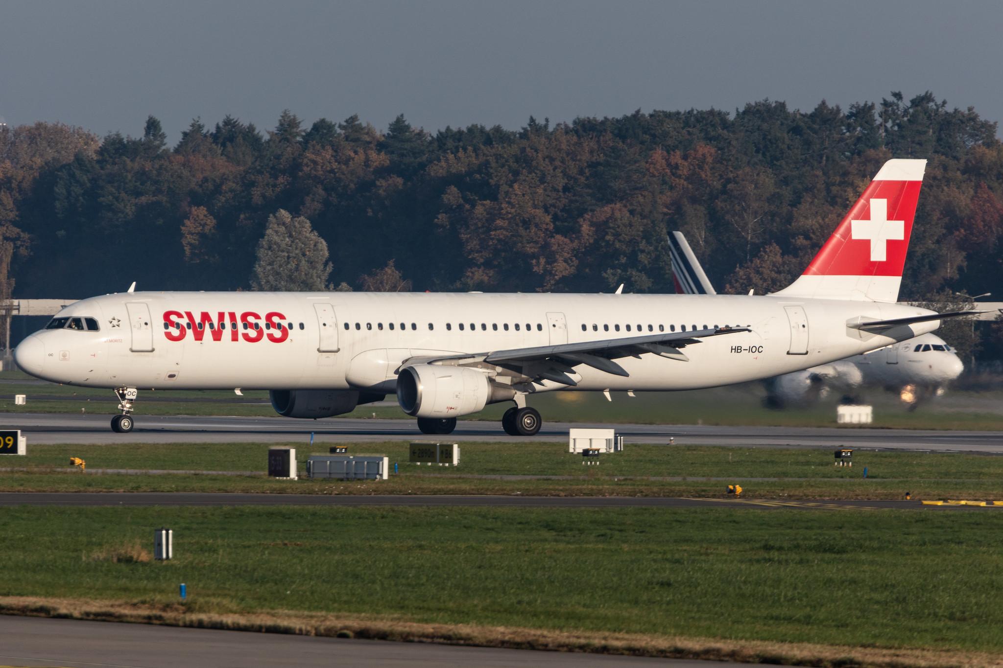 Hamburg Airport: Swiss (LX / SWR) |  Airbus A321-111 A321 | HB-IOC | MSN 0520