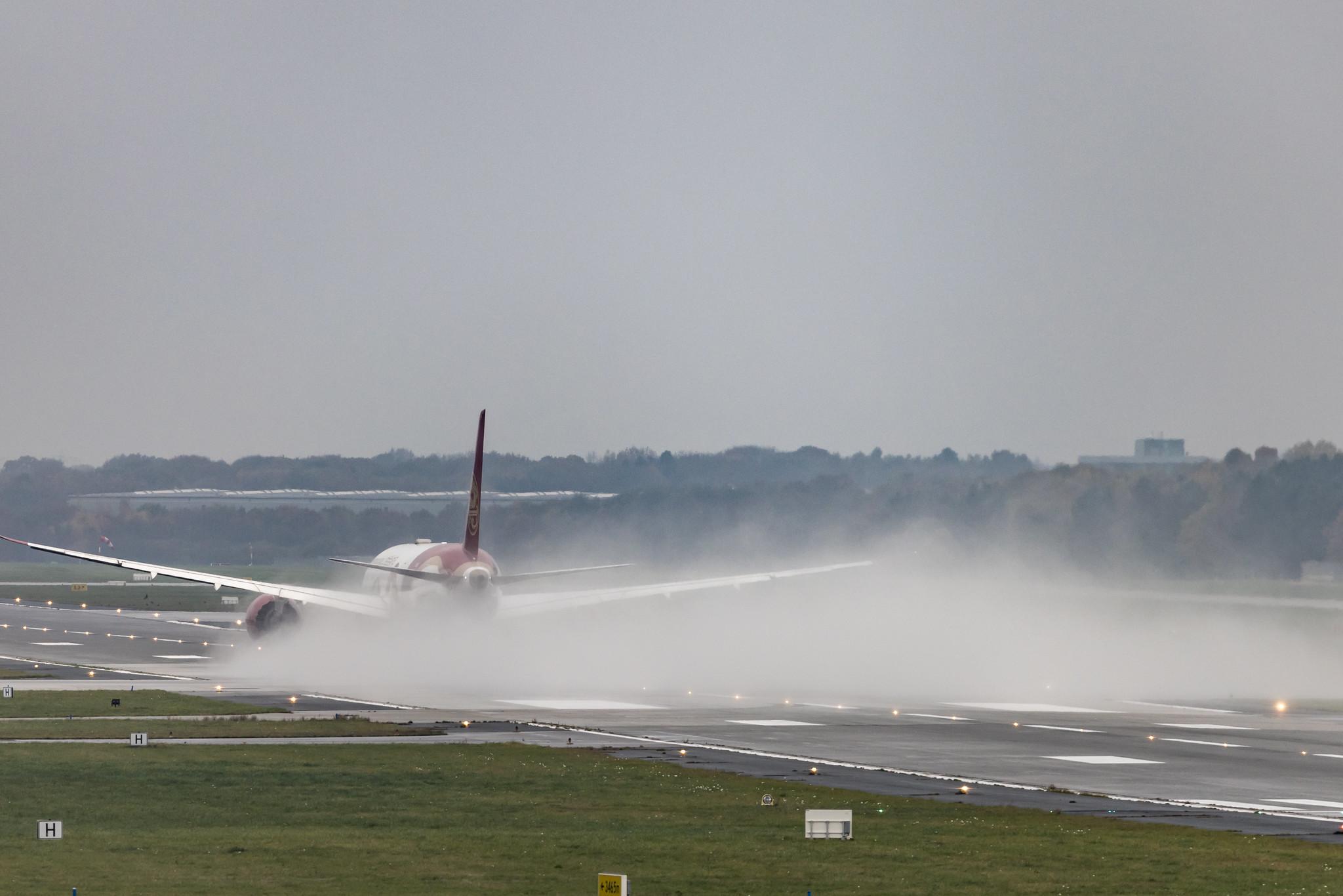 Hamburg Airport: Juneyao Air (HO / DKH) |  Livery: Chinese Silk Ribbon Livery |  Boeing 787-9 Dreamliner B789 | B-207N | MSN 64313