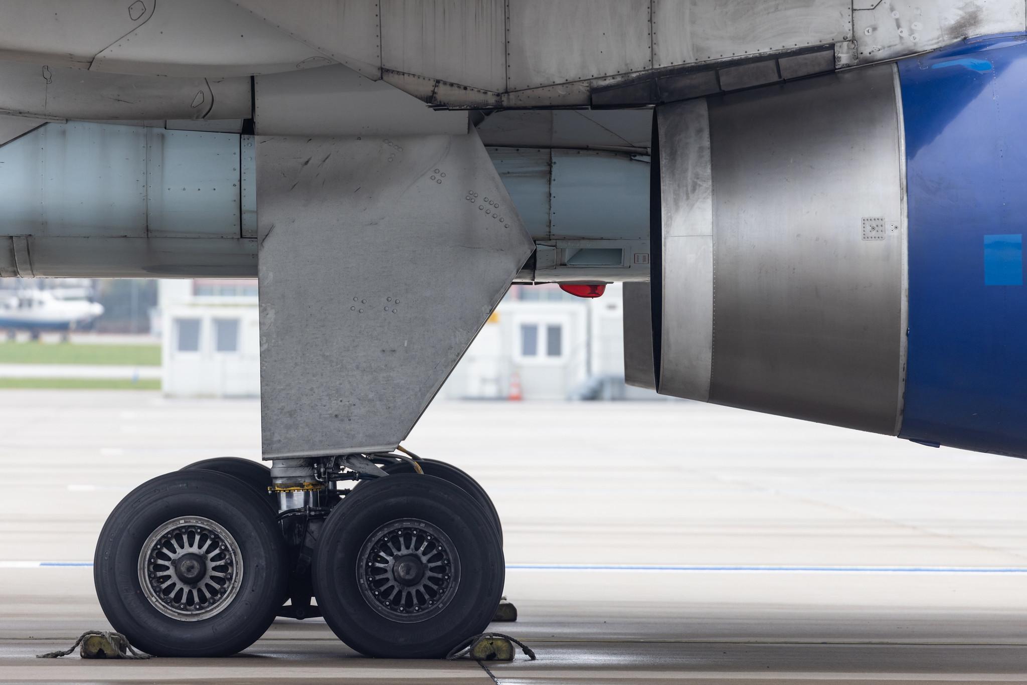 Hamburg Airport: Condor (DE / CFG) |  Boeing 757-330 B753 | D-ABOB | MSN 29017