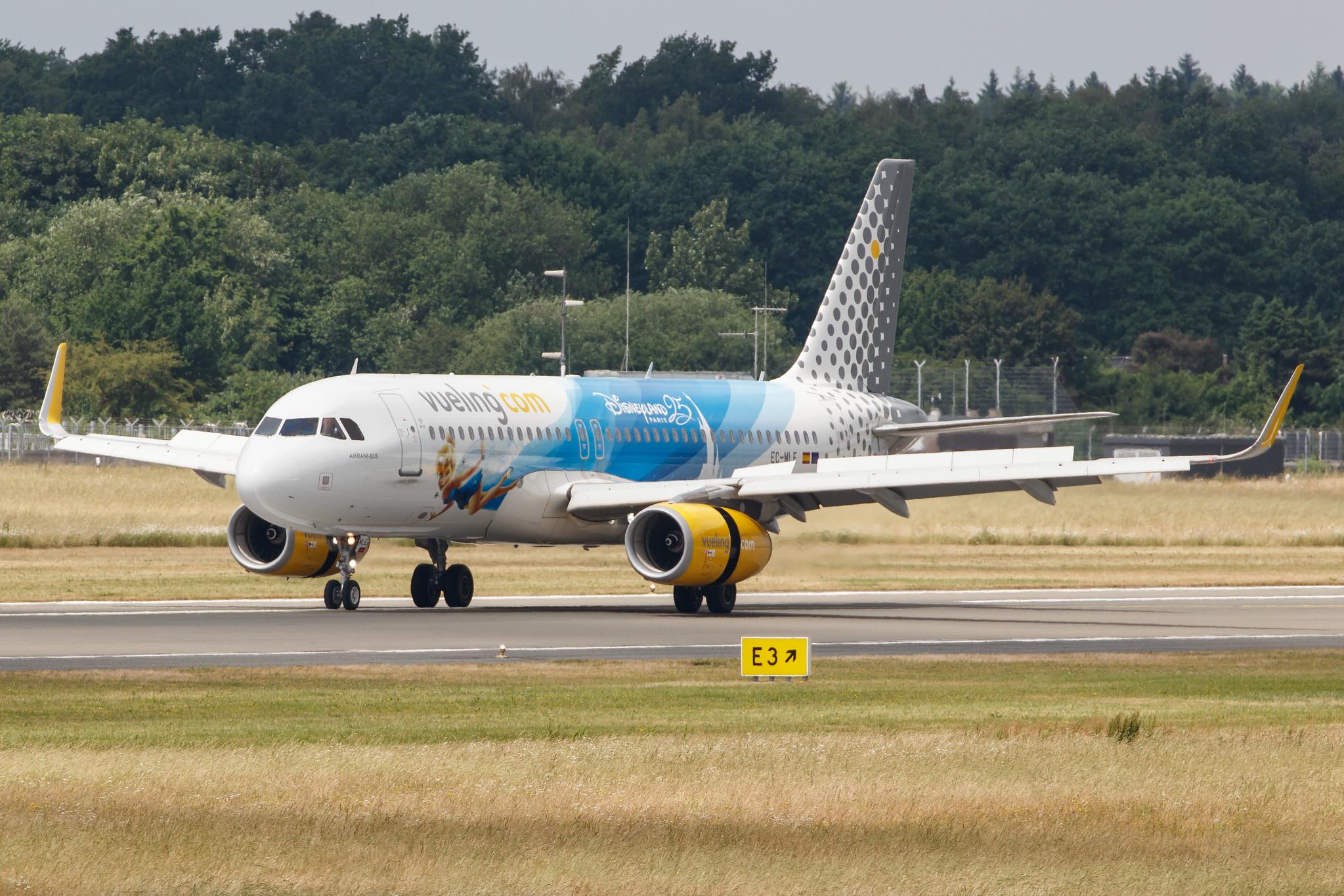 Hamburg Airport: Vueling (VY / VLG) |  Livery: Disneyland Paris - 25 Years Livery |  Airbus A320-232 A320 | EC-MLE | MSN 7109