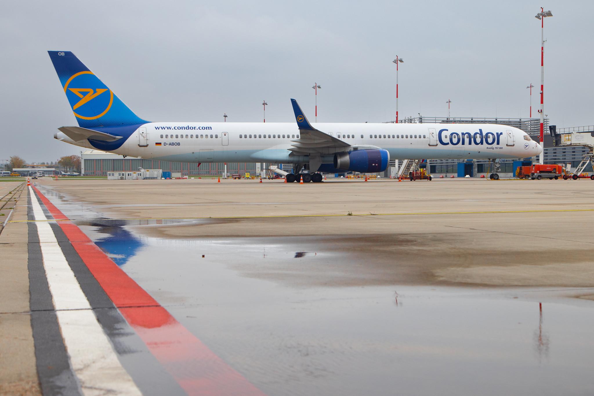 Hamburg Airport: Condor (DE / CFG) |  Boeing 757-330 B753 | D-ABOB | MSN 29017