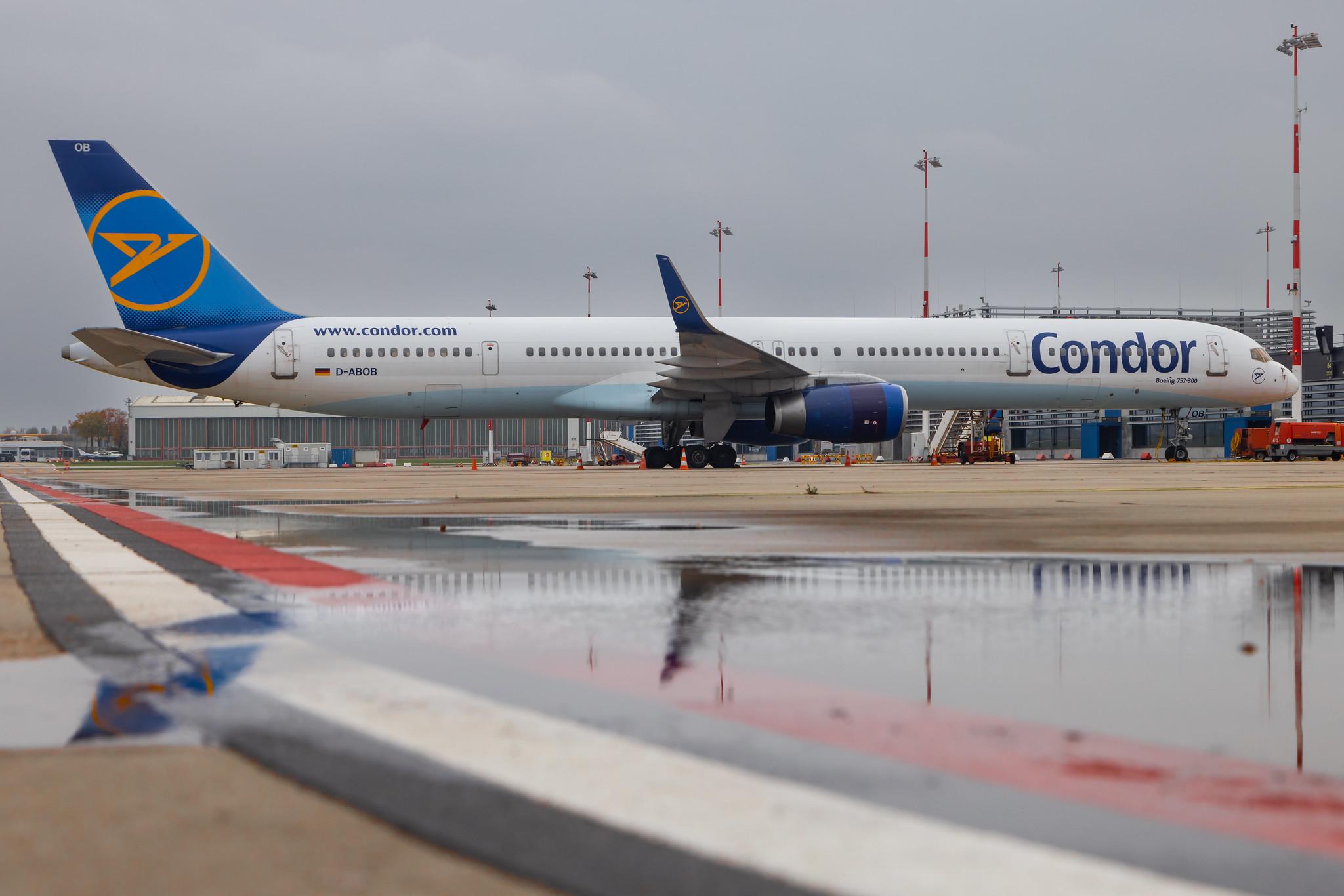 Hamburg Airport: Condor (DE / CFG) |  Boeing 757-330 B753 | D-ABOB | MSN 29017