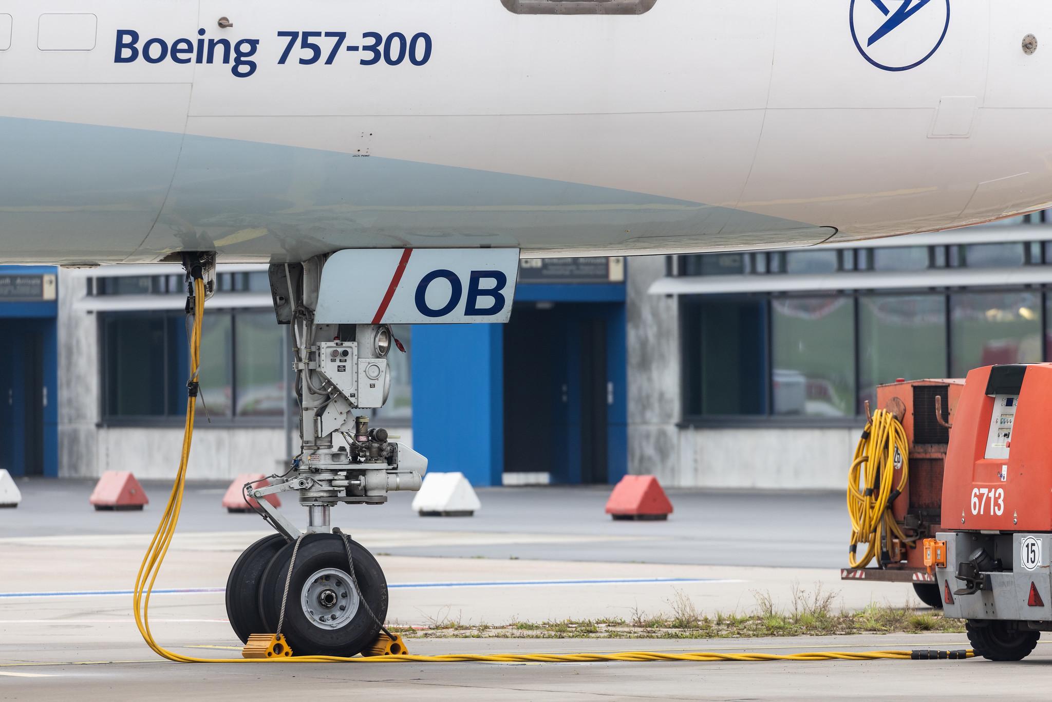Hamburg Airport: Condor (DE / CFG) |  Boeing 757-330 B753 | D-ABOB | MSN 29017