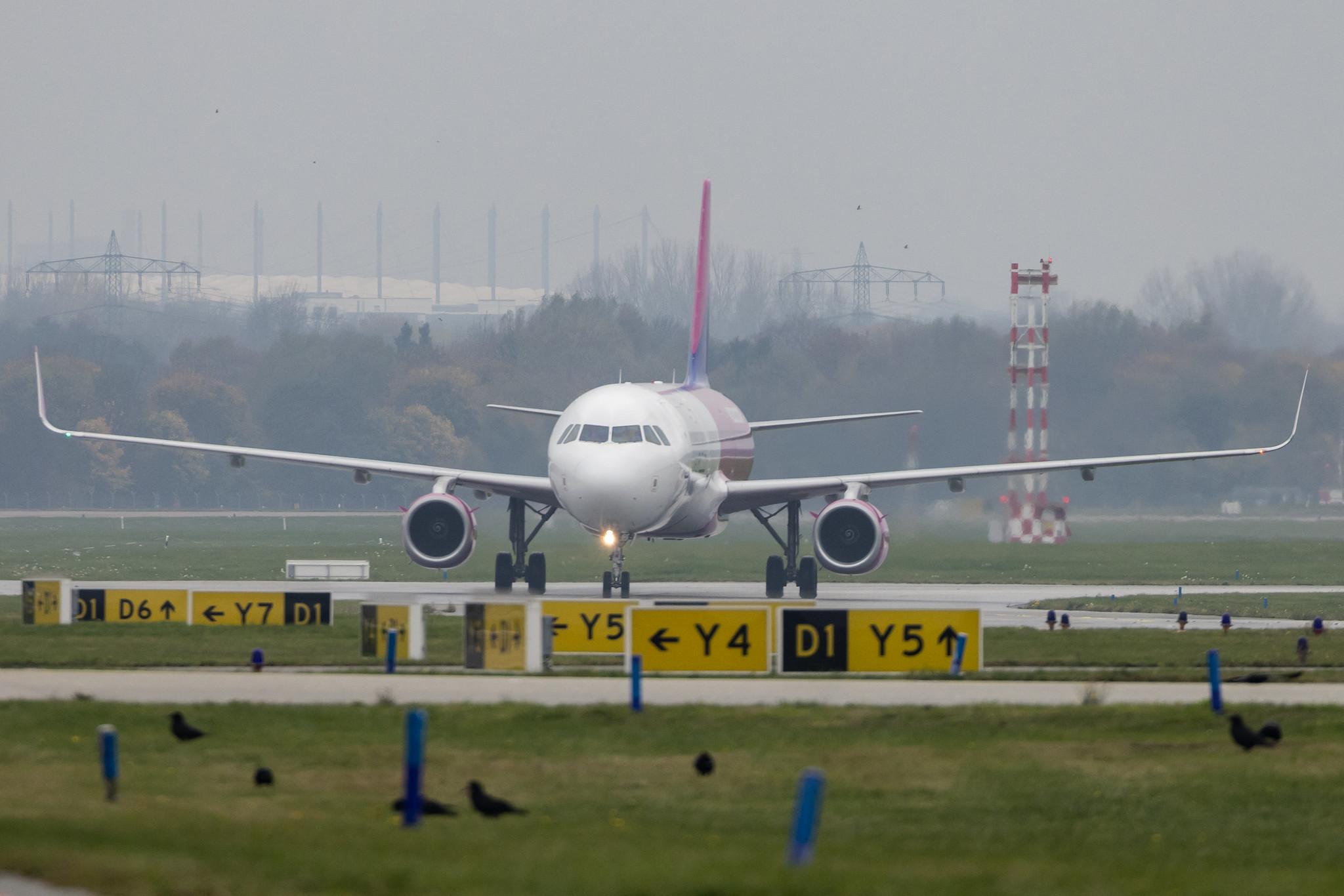 Hamburg Airport: Wizz Air (W6 / WZZ) |  Airbus A321-231 A321 | HA-LXB | MSN 6910