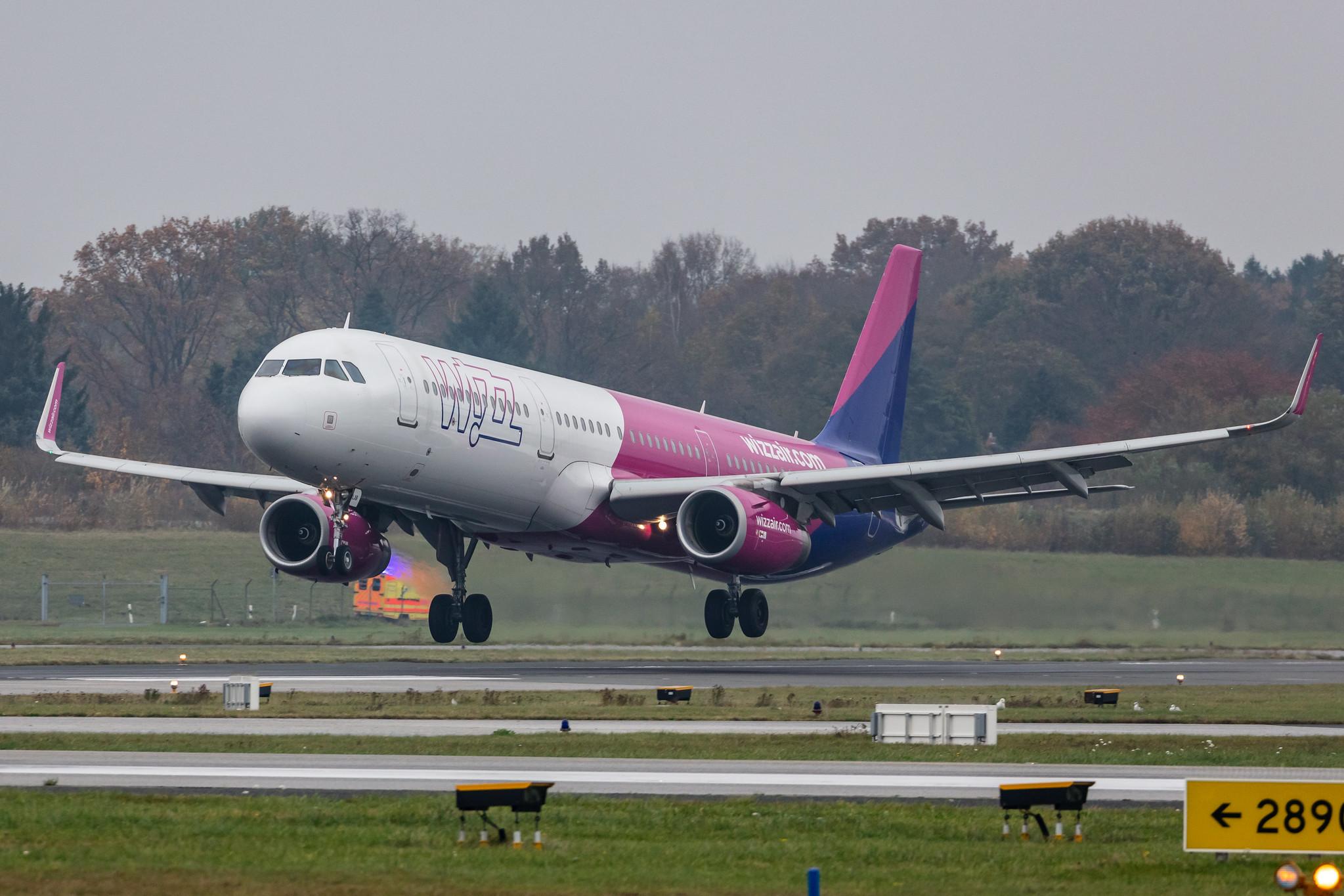 Hamburg Airport: Wizz Air (W6 / WZZ) |  Airbus A321-231 A321 | HA-LXB | MSN 6910