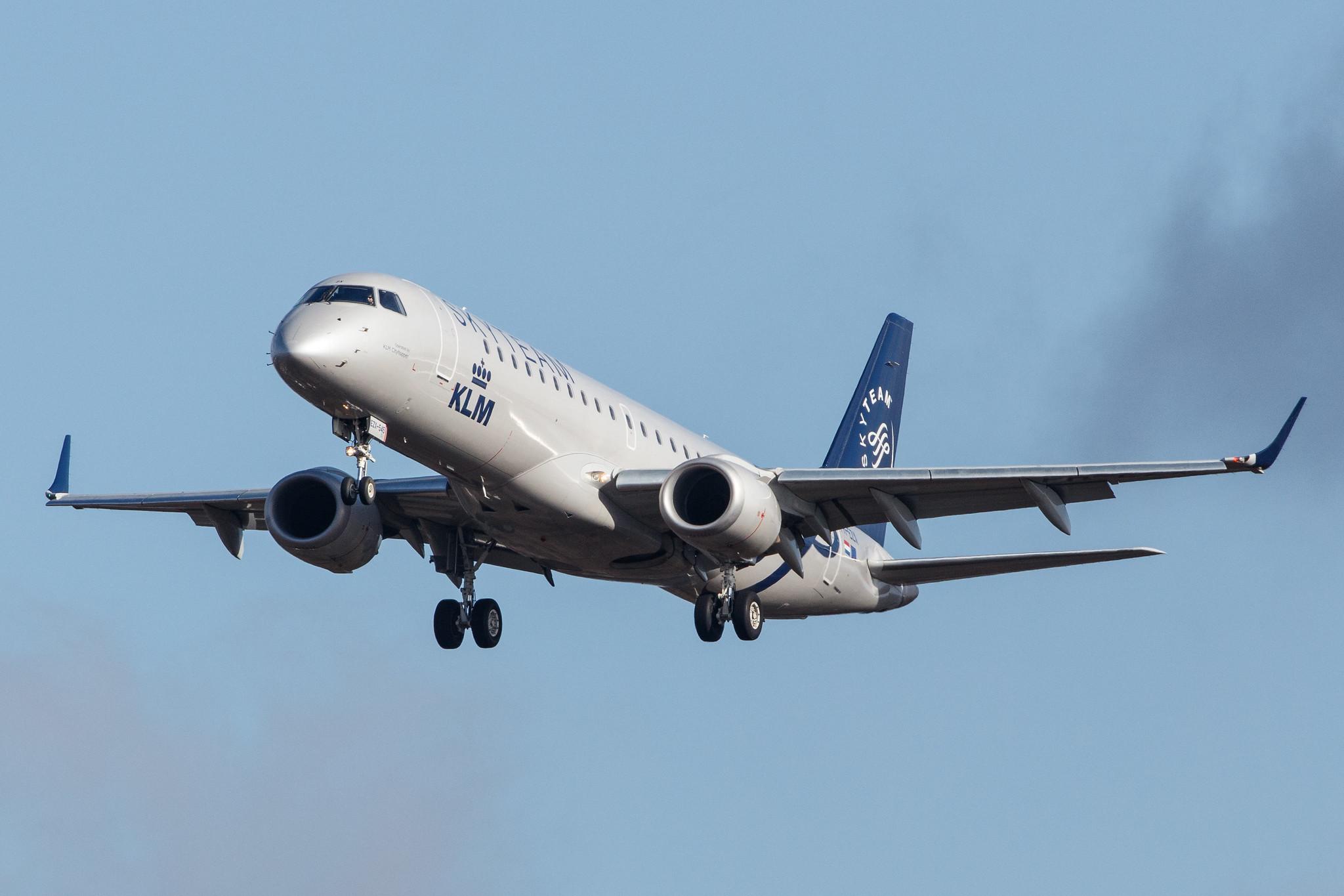 Hamburg Airport: KLM (KL / KLM) |  Livery: SkyTeam Livery | Operator: KLM Cityhopper |  Embraer E190STD E190 | PH-EZX | MSN 19000545