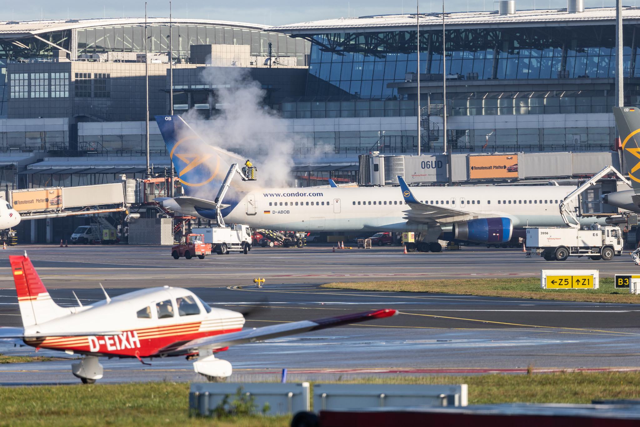 Hamburg Airport: Condor (DE / CFG) |  Boeing 757-330 B753 | D-ABOB | MSN 29017