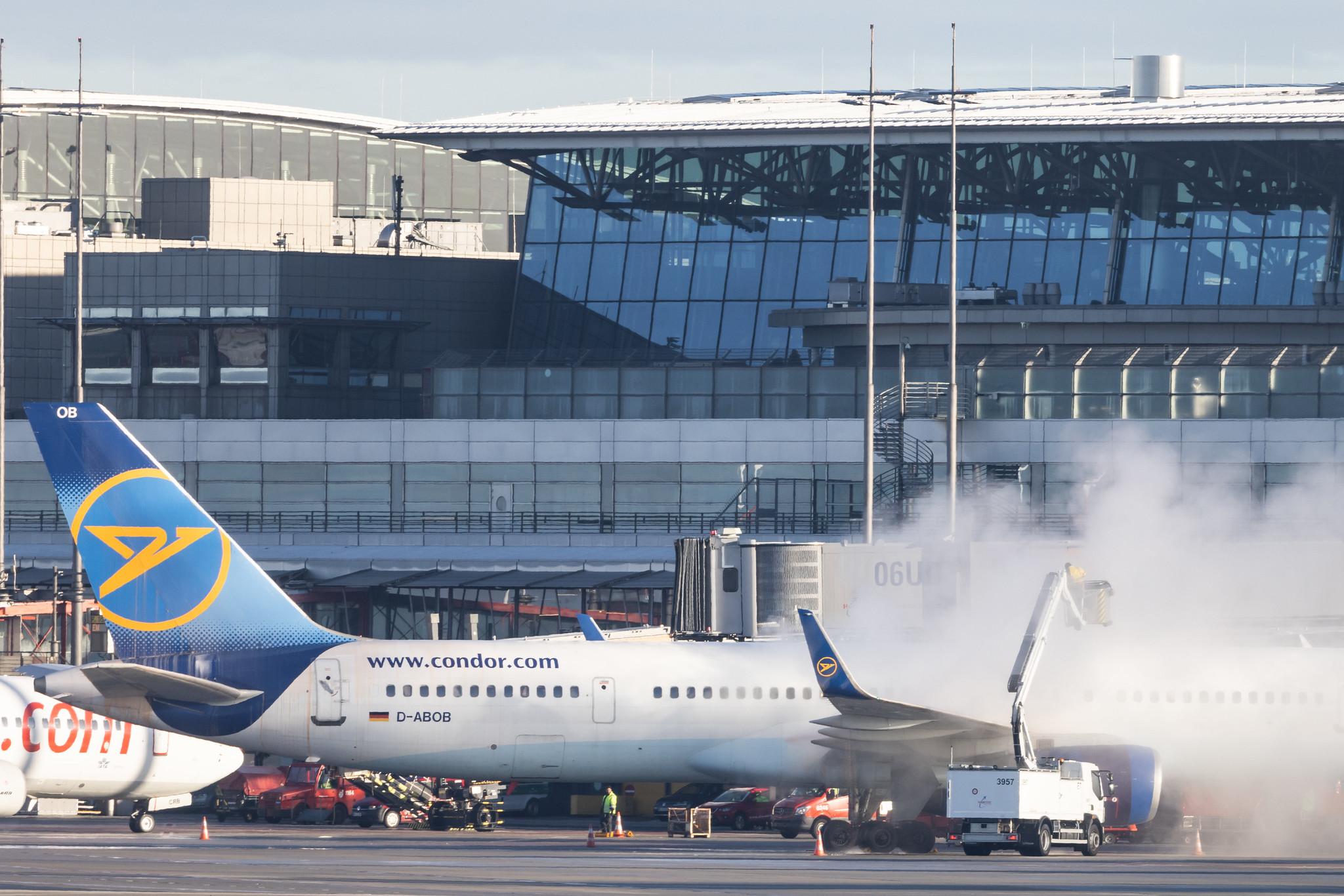 Hamburg Airport: Condor (DE / CFG) |  Boeing 757-330 B753 | D-ABOB | MSN 29017