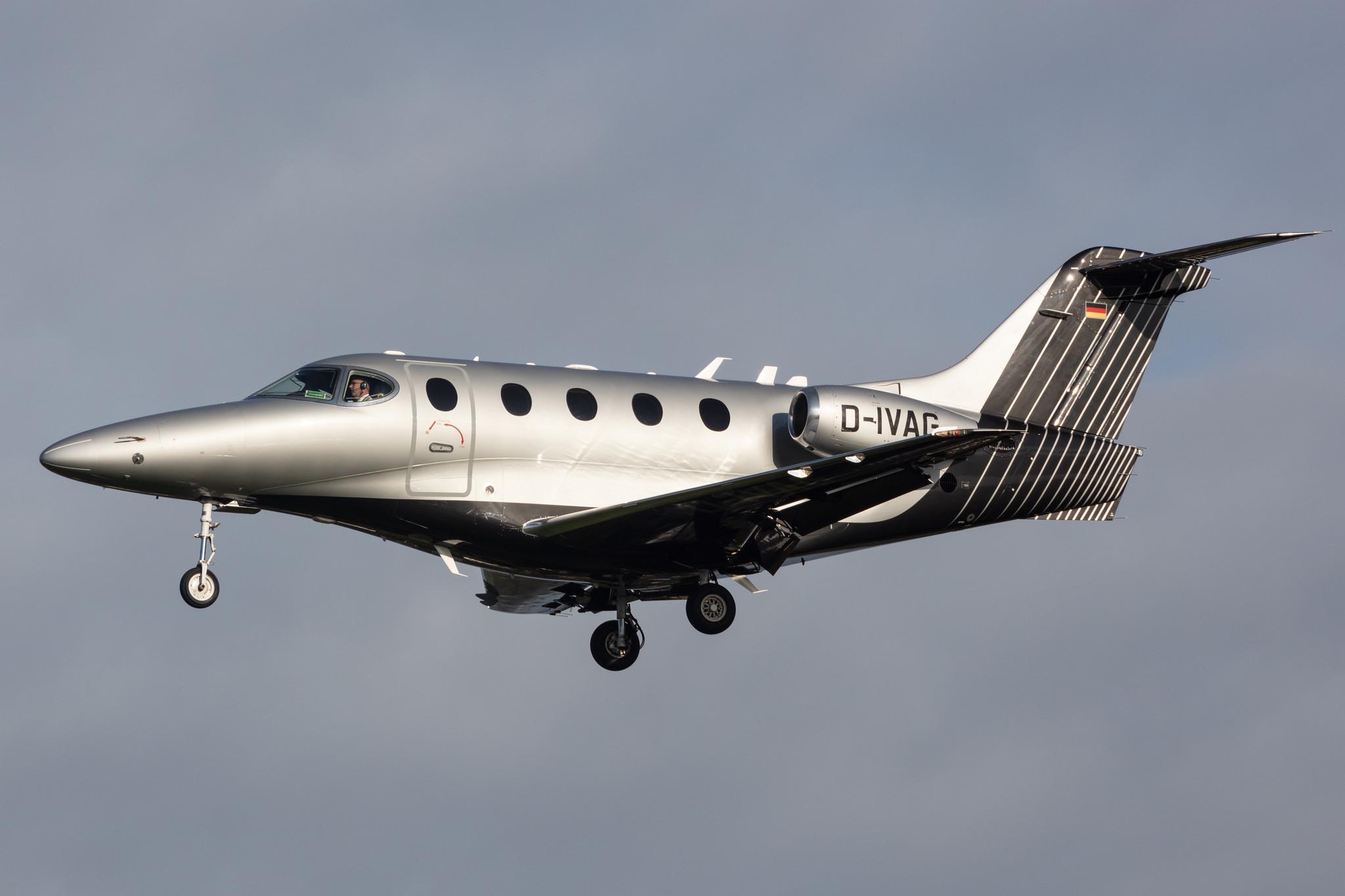Hamburg Airport: FAI rent-a-jet (/ IFA) |  Beech 390 Premier IA PRM1 | D-IVAG | MSN RB-196