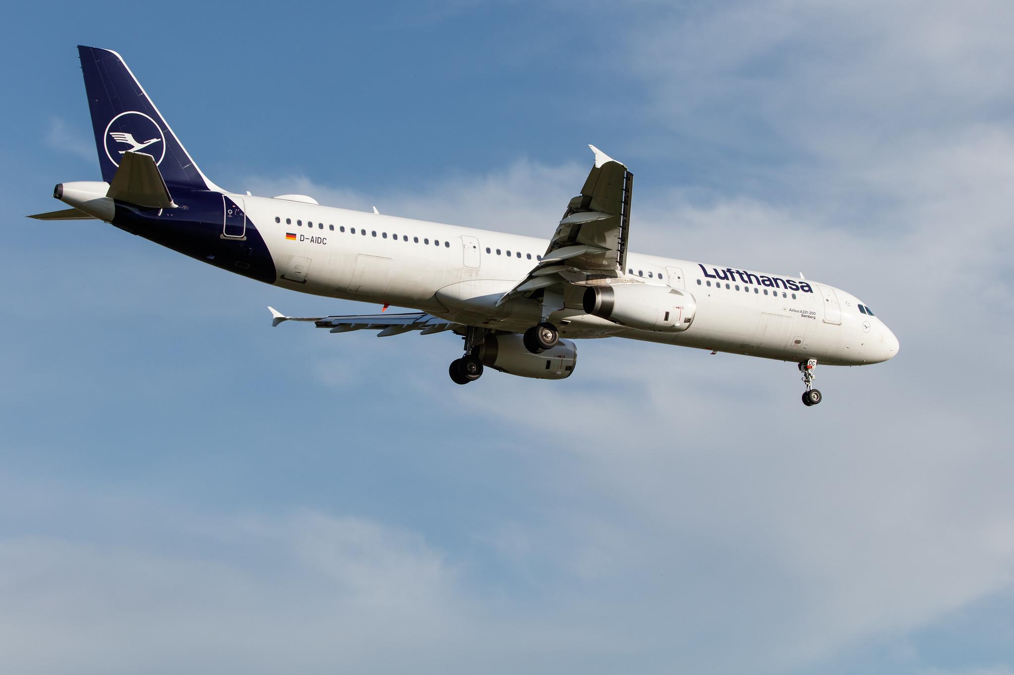 Hamburg Airport: Lufthansa (LH / DLH) |  Airbus A321-231 A321 | D-AIDC | MSN 4560