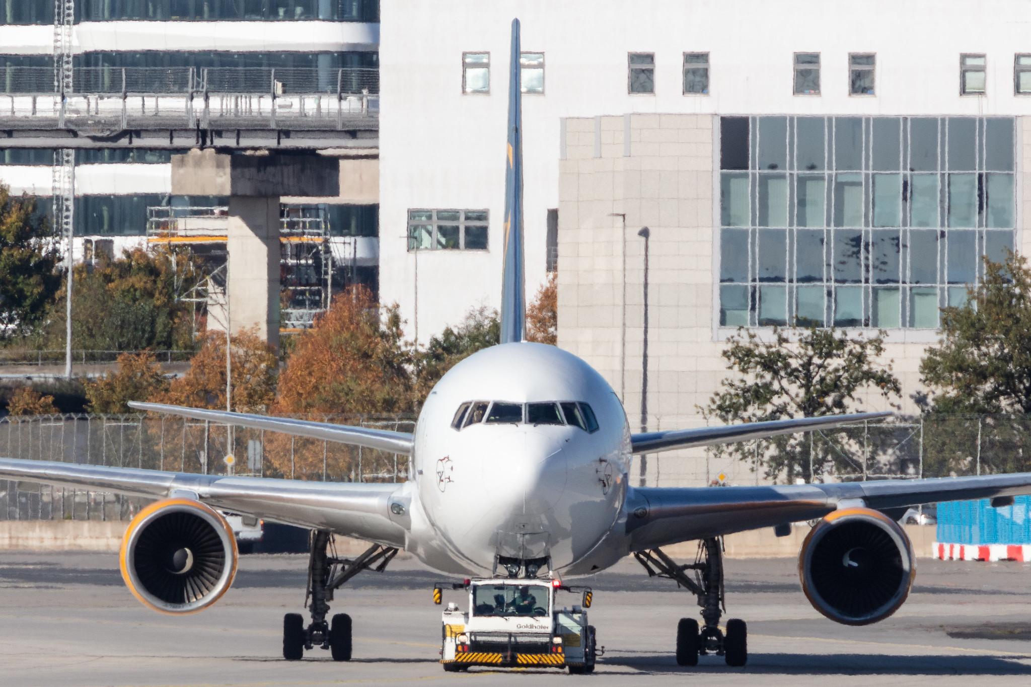 Frankfurt Airport: Condor (DE / CFG) |  Boeing 767-330(ER) B763 | D-ABUF | MSN 26985