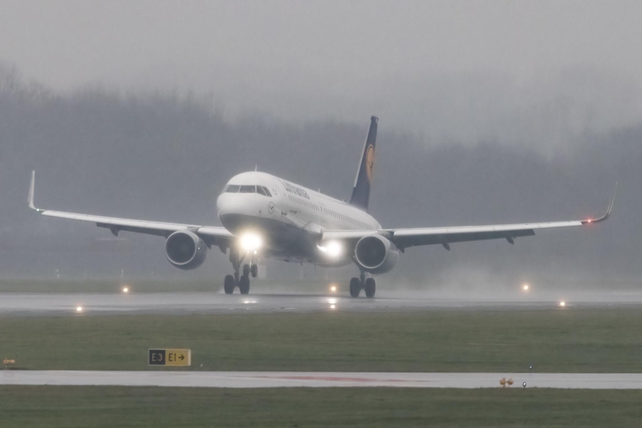 Hamburg Airport: Lufthansa (LH / DLH) |  Airbus A320-214 A320 | D-AIWB | MSN 7699