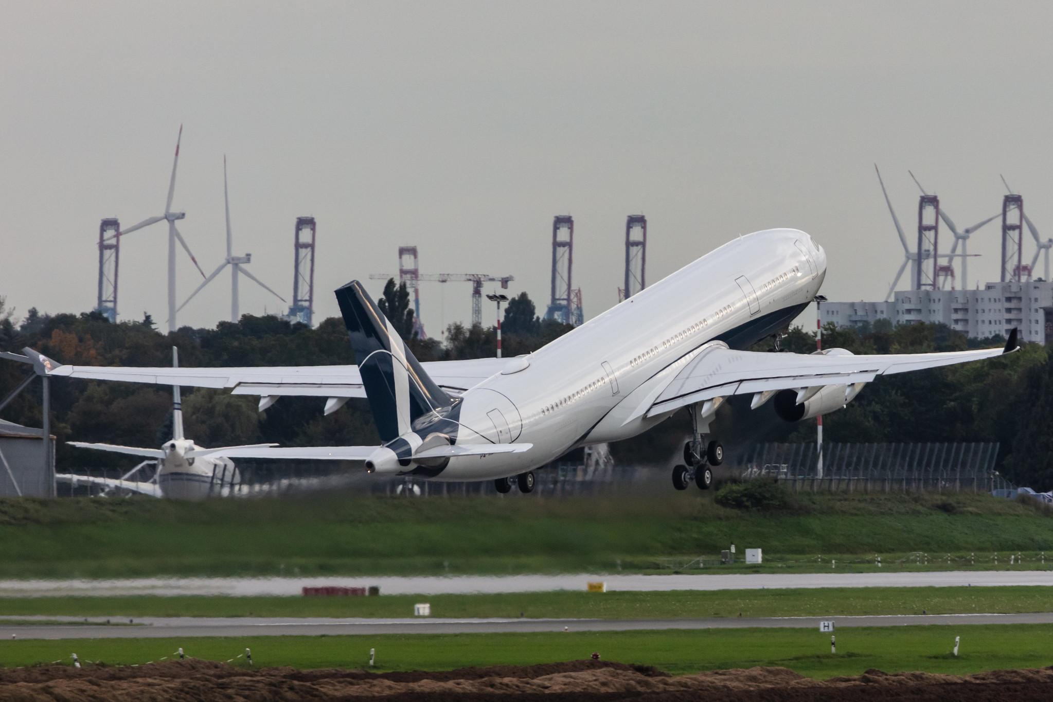 Hamburg Airport: Comlux Aruba (CS / CXB) |  Airbus A330-243 A332 | P4-MLO | MSN 0451