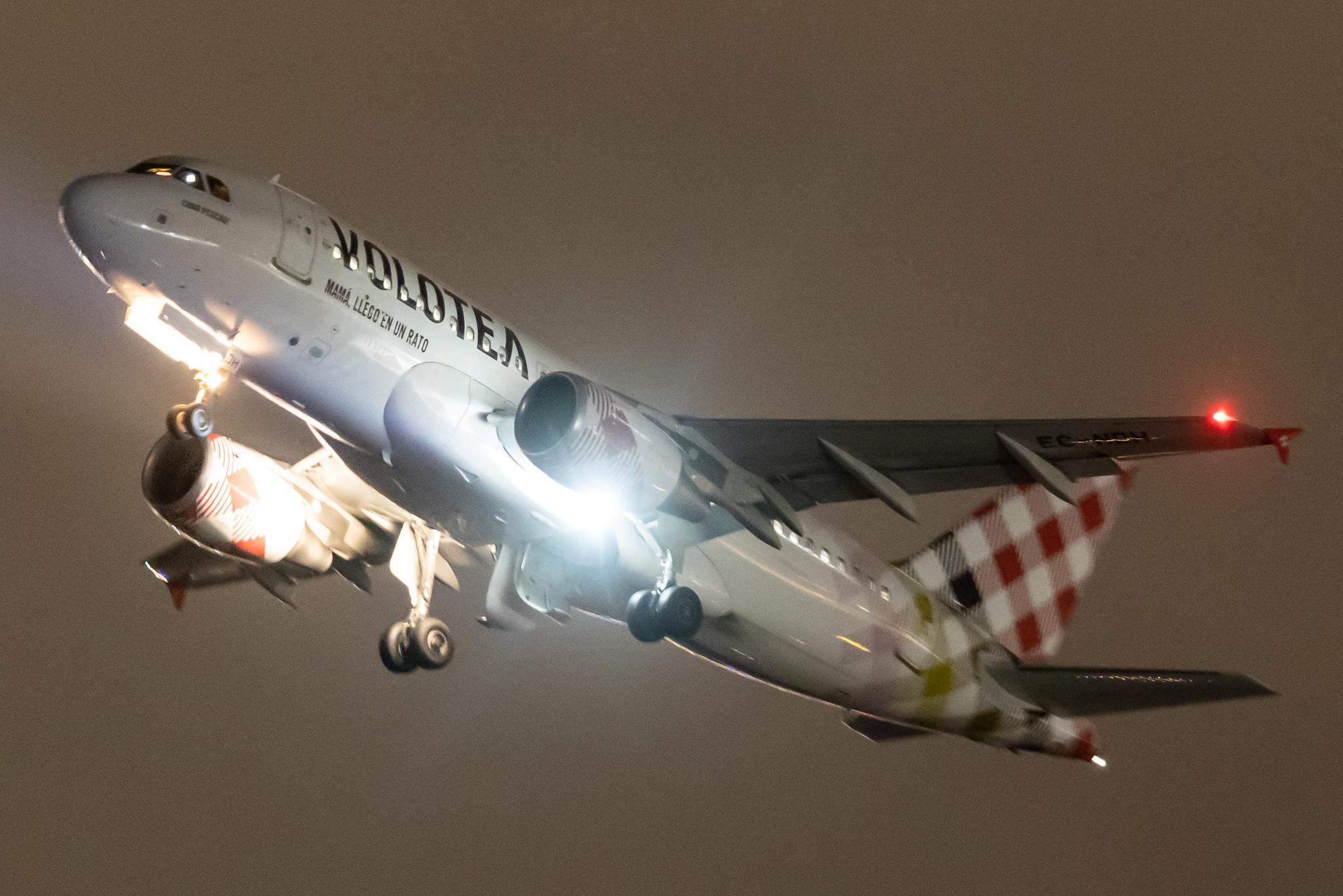 Hamburg Finkenwerder: Volotea (V7 / VOE) |  Airbus A319-111 A319 | EC-NDH | MSN 03403
