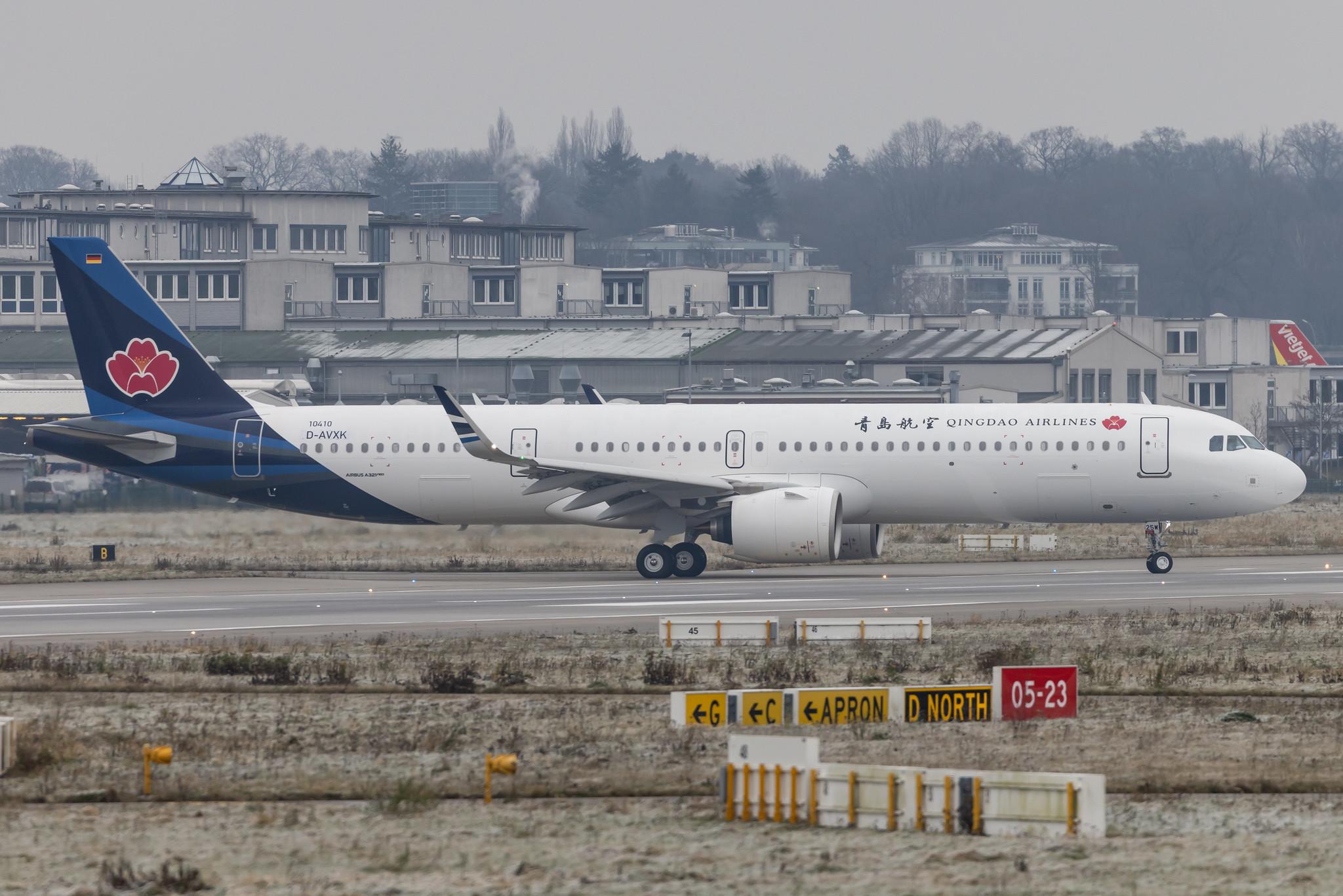 Hamburg Finkenwerder: Qingdao Airlines (QW / QDA) |  Airbus A321-271NX A21N | D-AVXK (B-325W) | MSN 10410