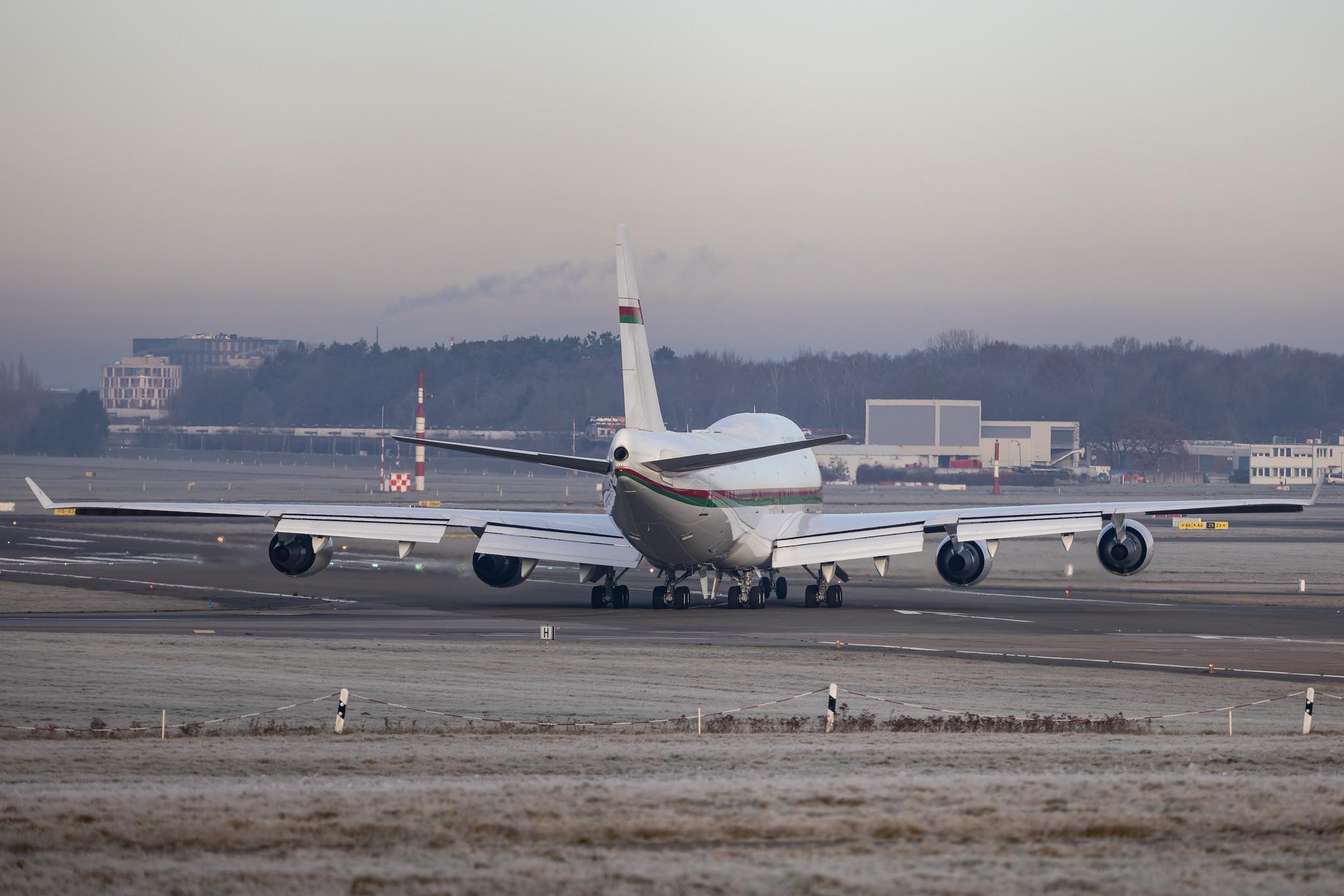Hamburg Airport: Royal Flight of Oman |  Boeing 747-430 B744 | A4O-OMN | MSN 32445