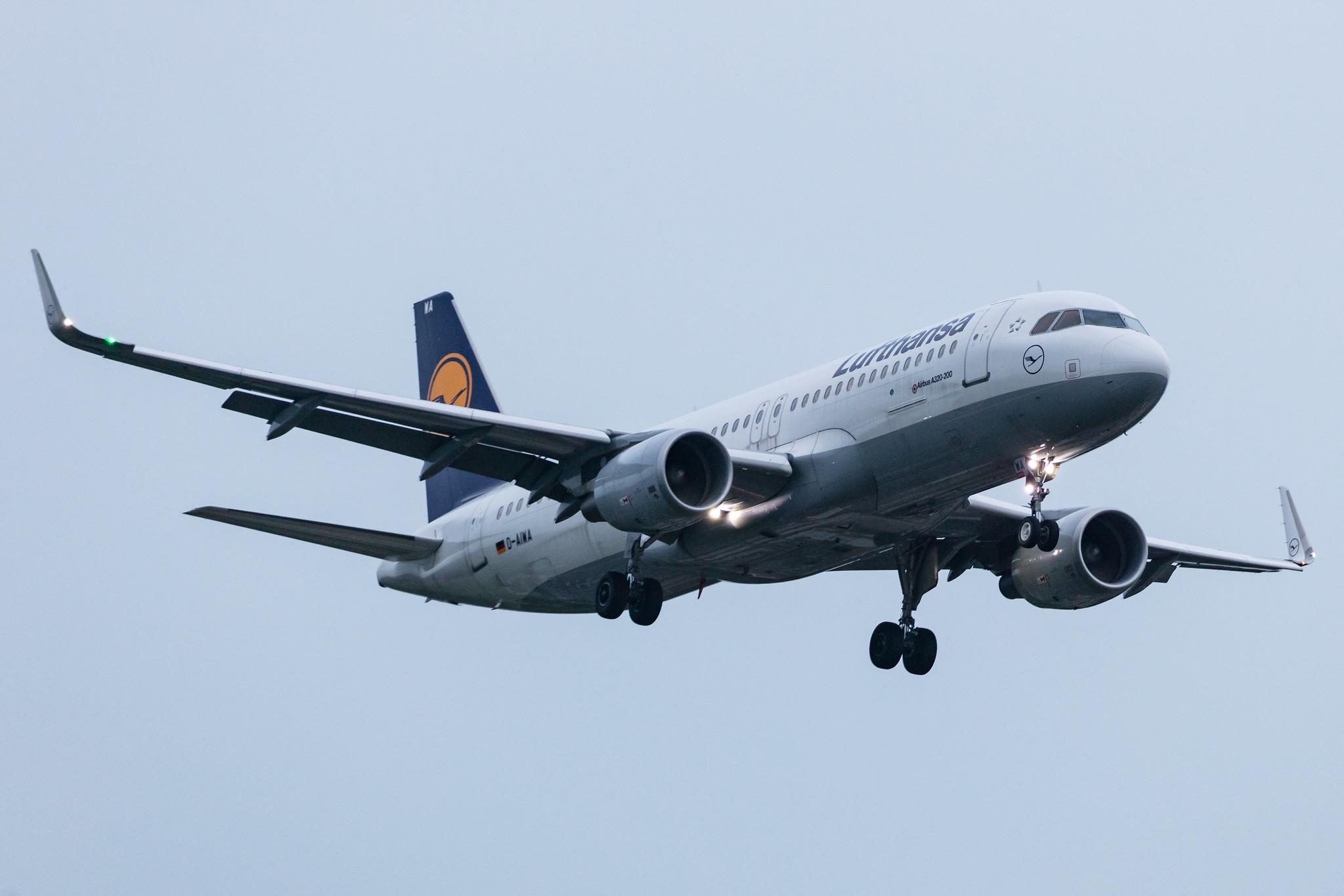 Hamburg Airport: Lufthansa (LH / DLH) |  Airbus A320-214 A320 | D-AIWA | MSN 7681