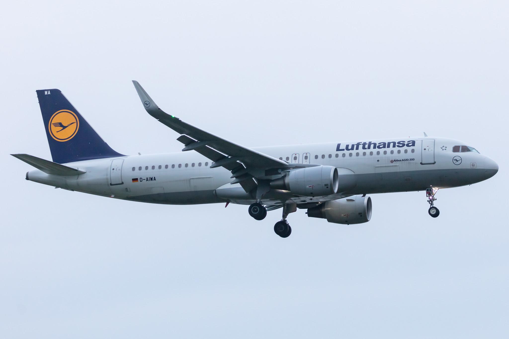Hamburg Airport: Lufthansa (LH / DLH) |  Airbus A320-214 A320 | D-AIWA | MSN 7681