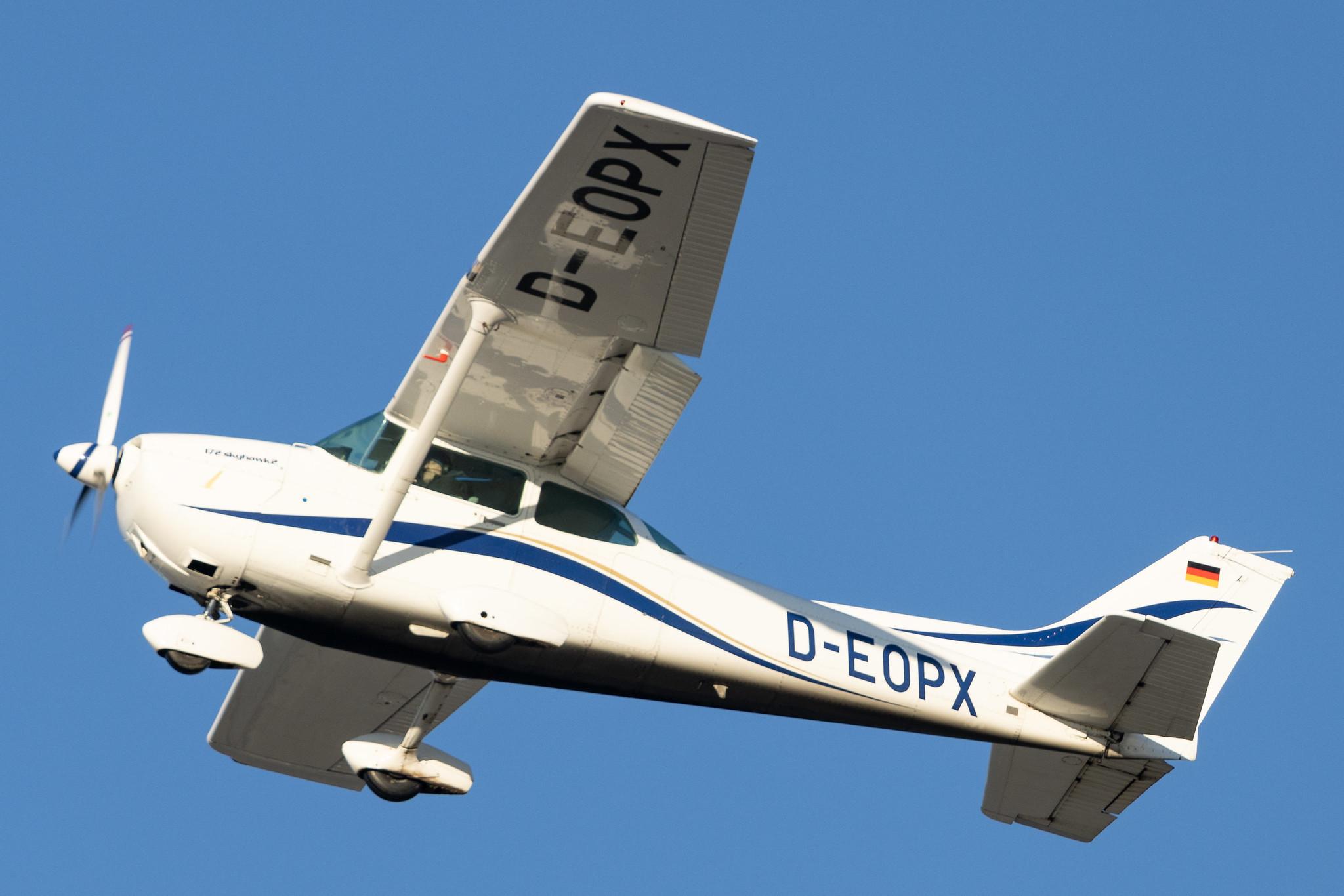 Hamburg Finkenwerder: Private owner |  Cessna 172P Skyhawk II C172 | D-EOPX | MSN 172-75187