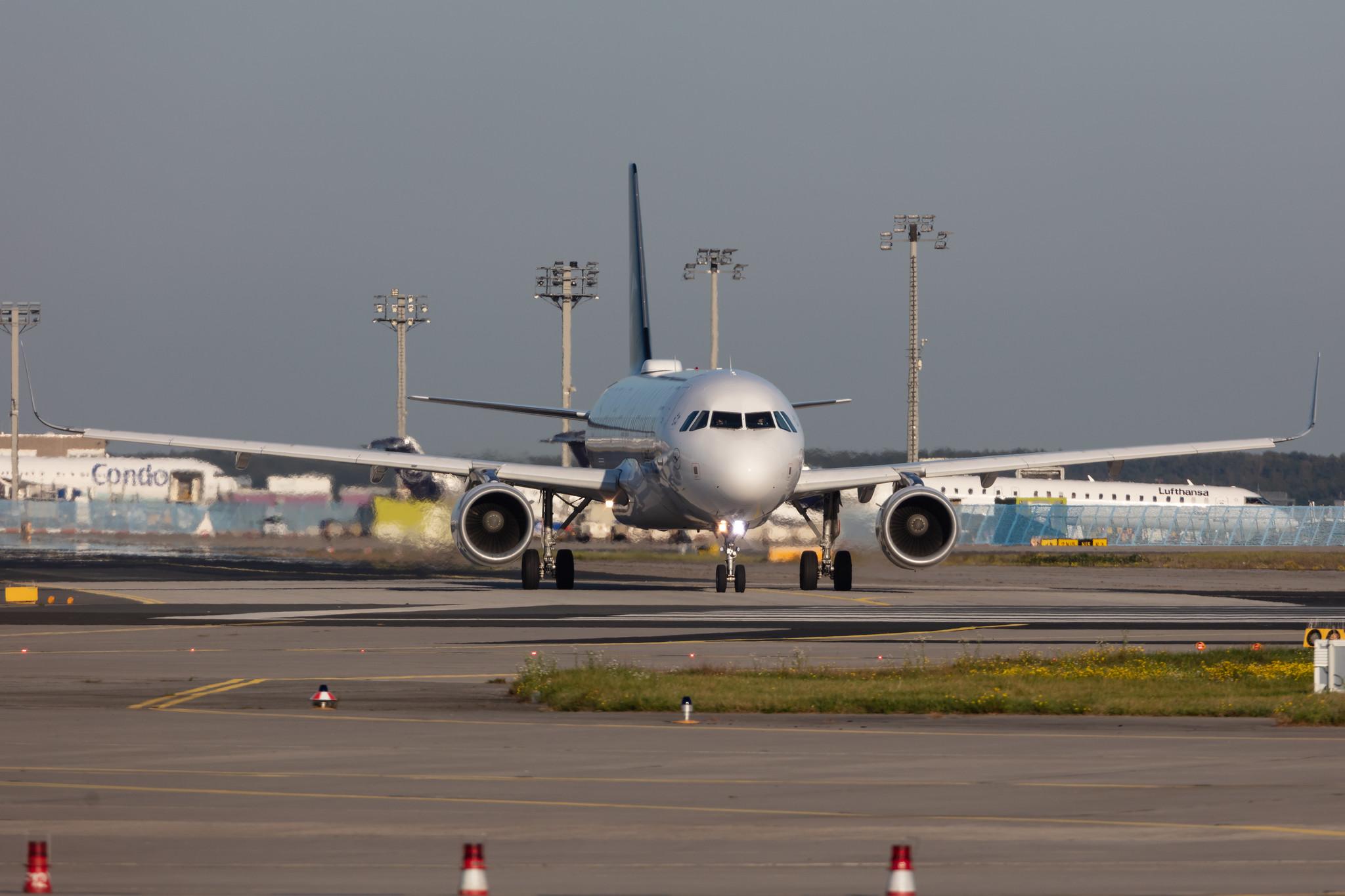 Frankfurt Airport: Lufthansa (LH / DLH) |  Livery: Star Alliance Livery |  Airbus A320-214 A320 | D-AIUA | MSN 5935