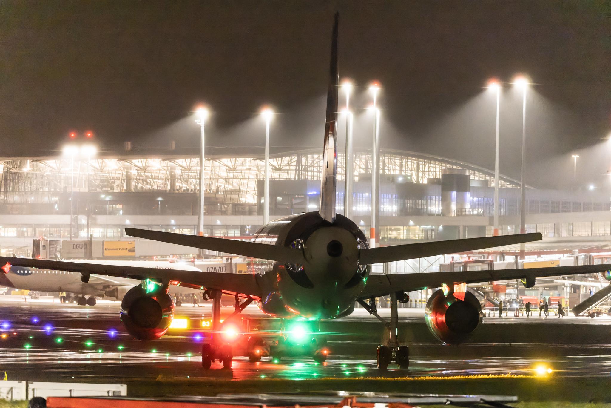 Hamburg Airport: Condor (DE / CFG) |  Boeing 757-330 B753 | D-ABOB | MSN 29017