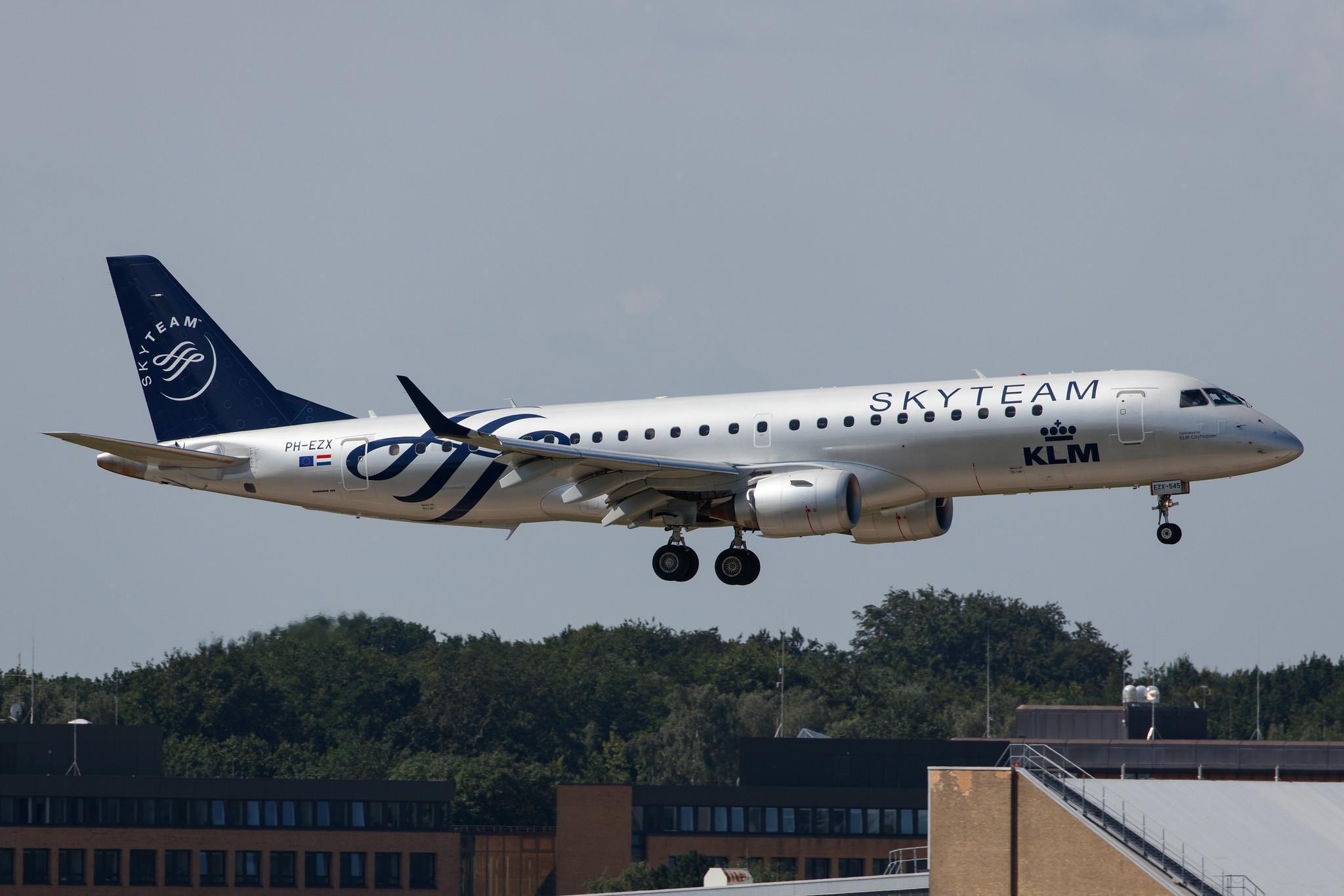 Hamburg Airport: KLM (KL / KLM) |  Livery: SkyTeam Livery | Operator: KLM Cityhopper |  Embraer E190STD E190 | PH-EZX | MSN 19000545