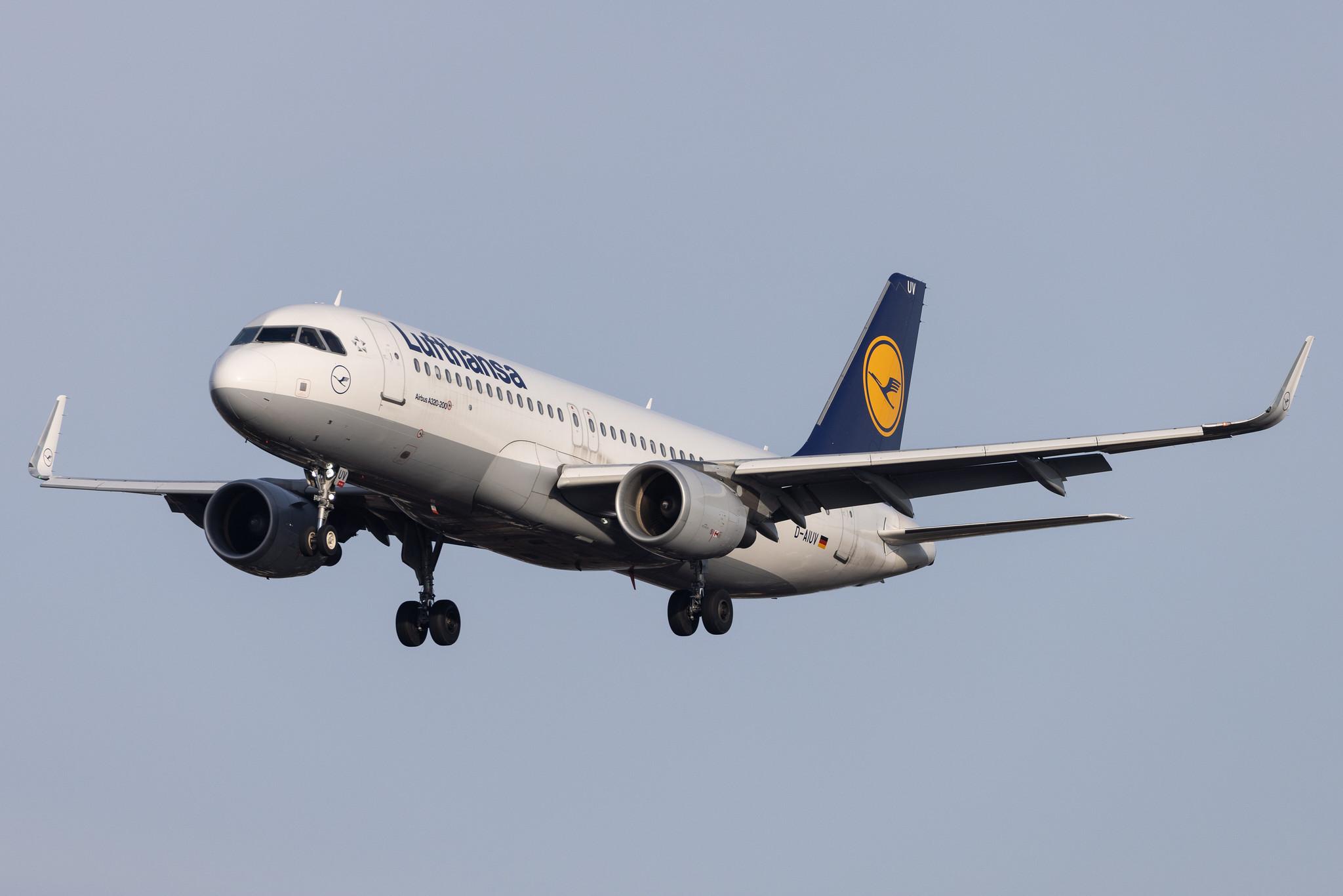 Hamburg Airport: Lufthansa (LH / DLH) |  Airbus A320-214 A320 | D-AIUV | MSN 7174