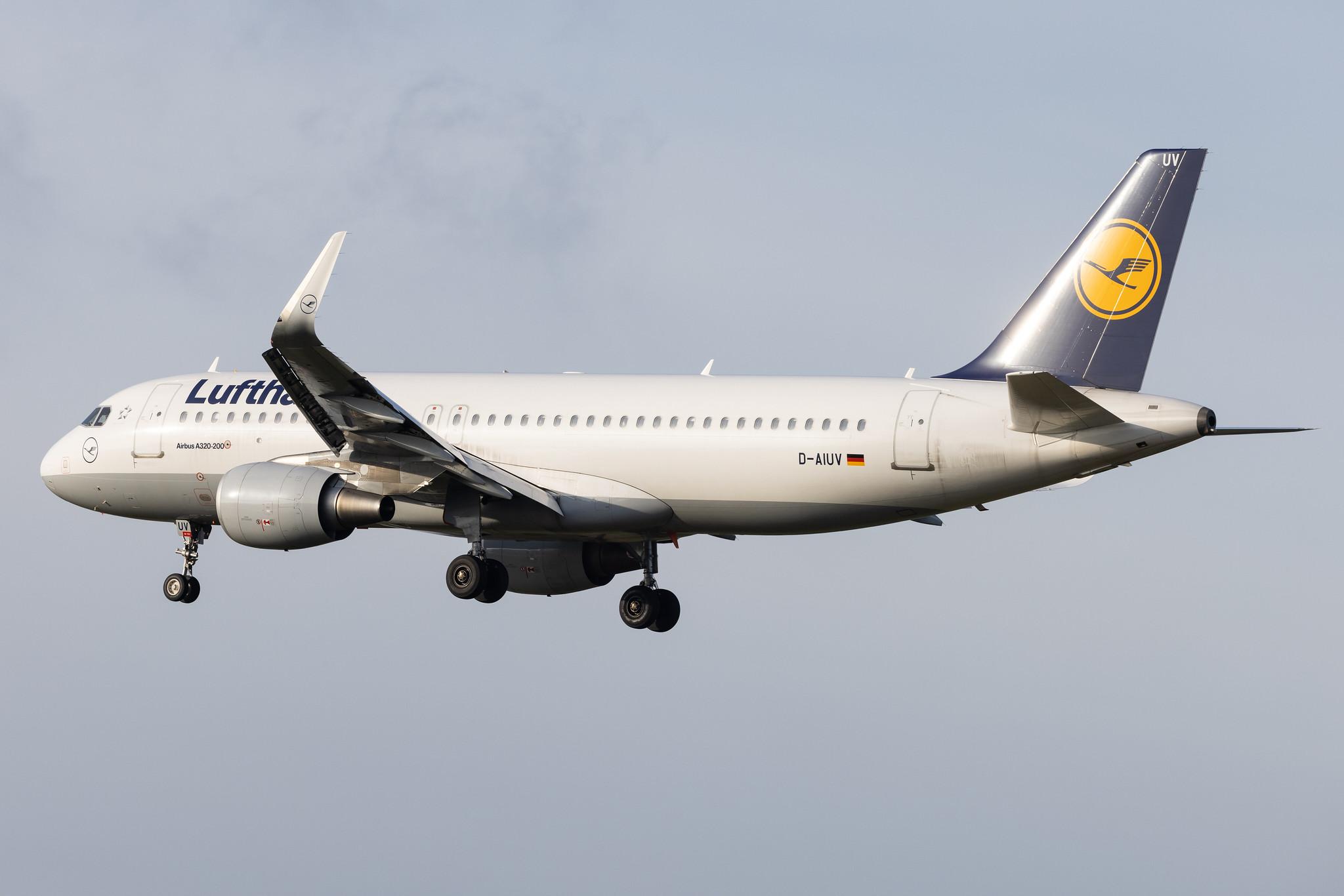 Hamburg Airport: Lufthansa (LH / DLH) |  Airbus A320-214 A320 | D-AIUV | MSN 7174